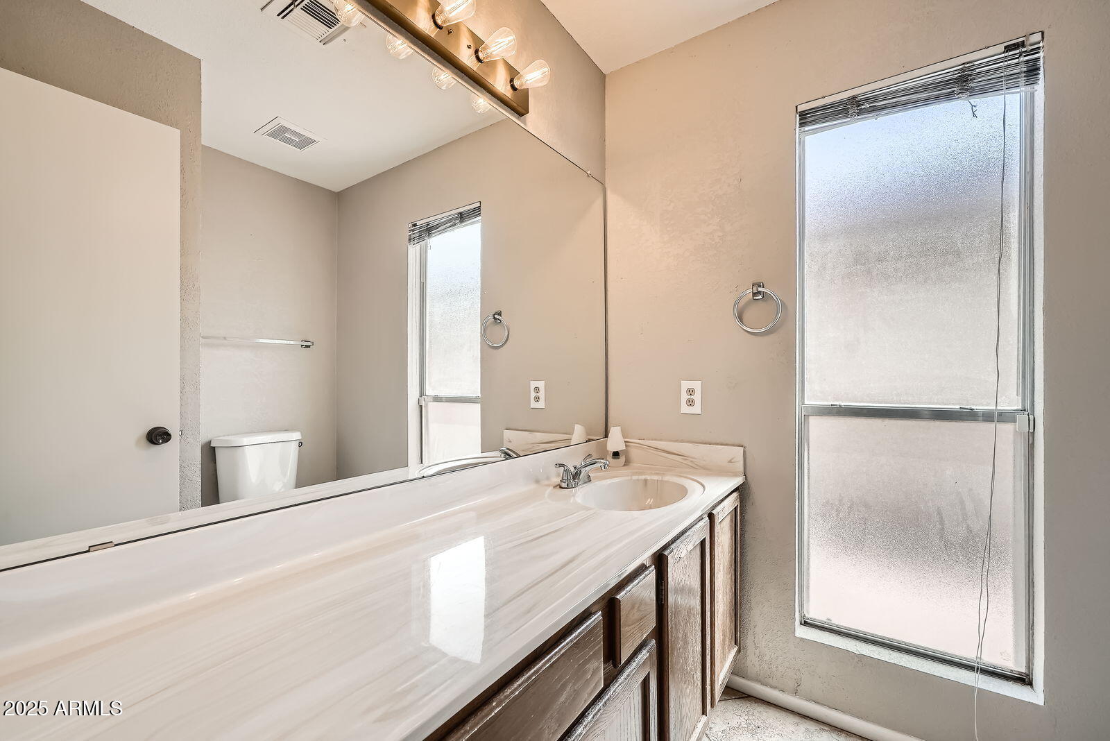 1227 W HIGHLAND Street