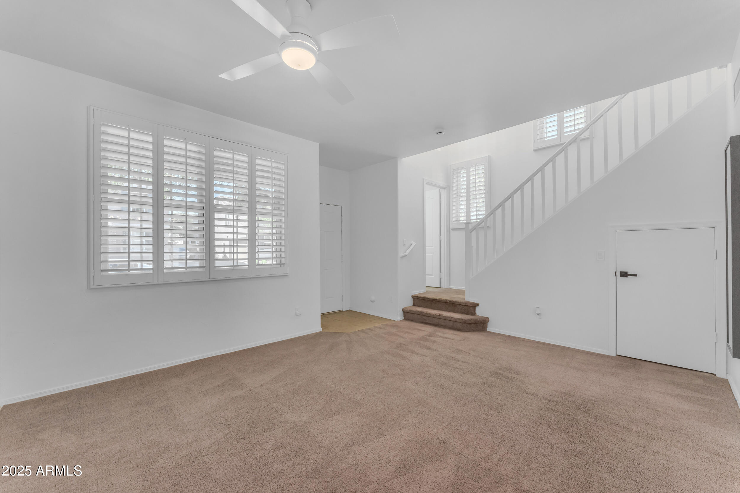 2318 E SUNLAND Avenue