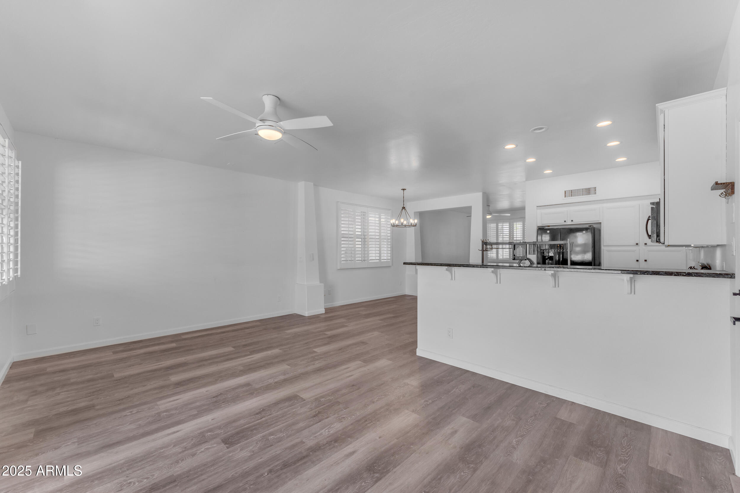 2318 E SUNLAND Avenue