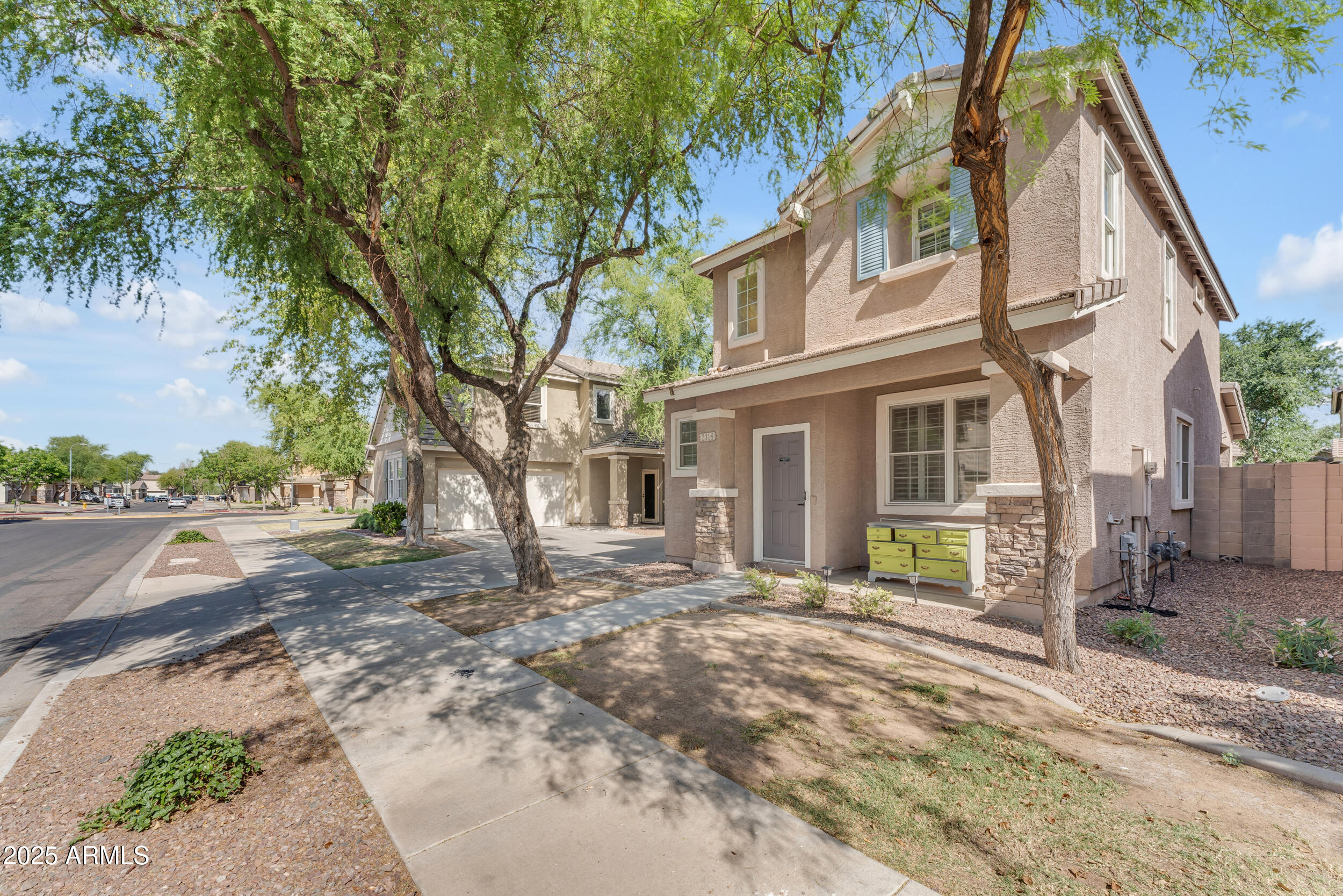 2318 E SUNLAND Avenue