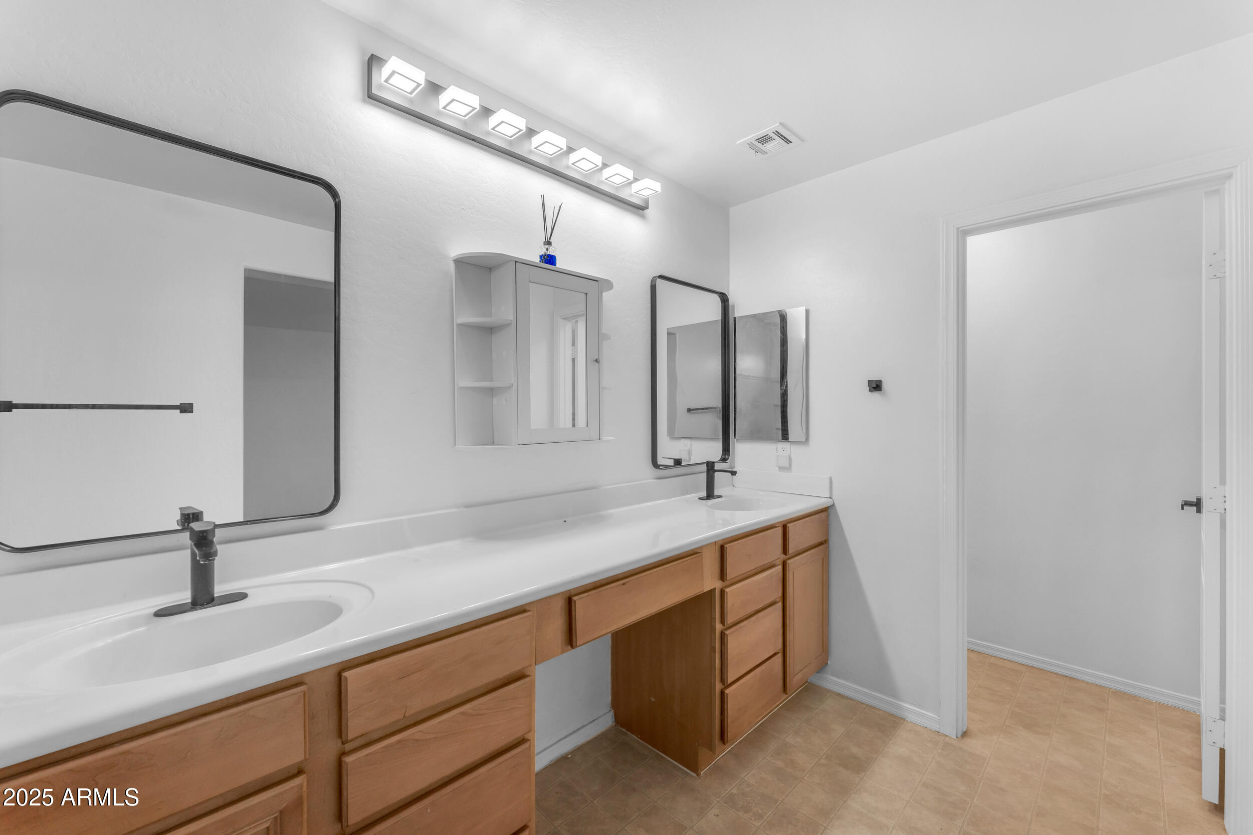 2318 E SUNLAND Avenue