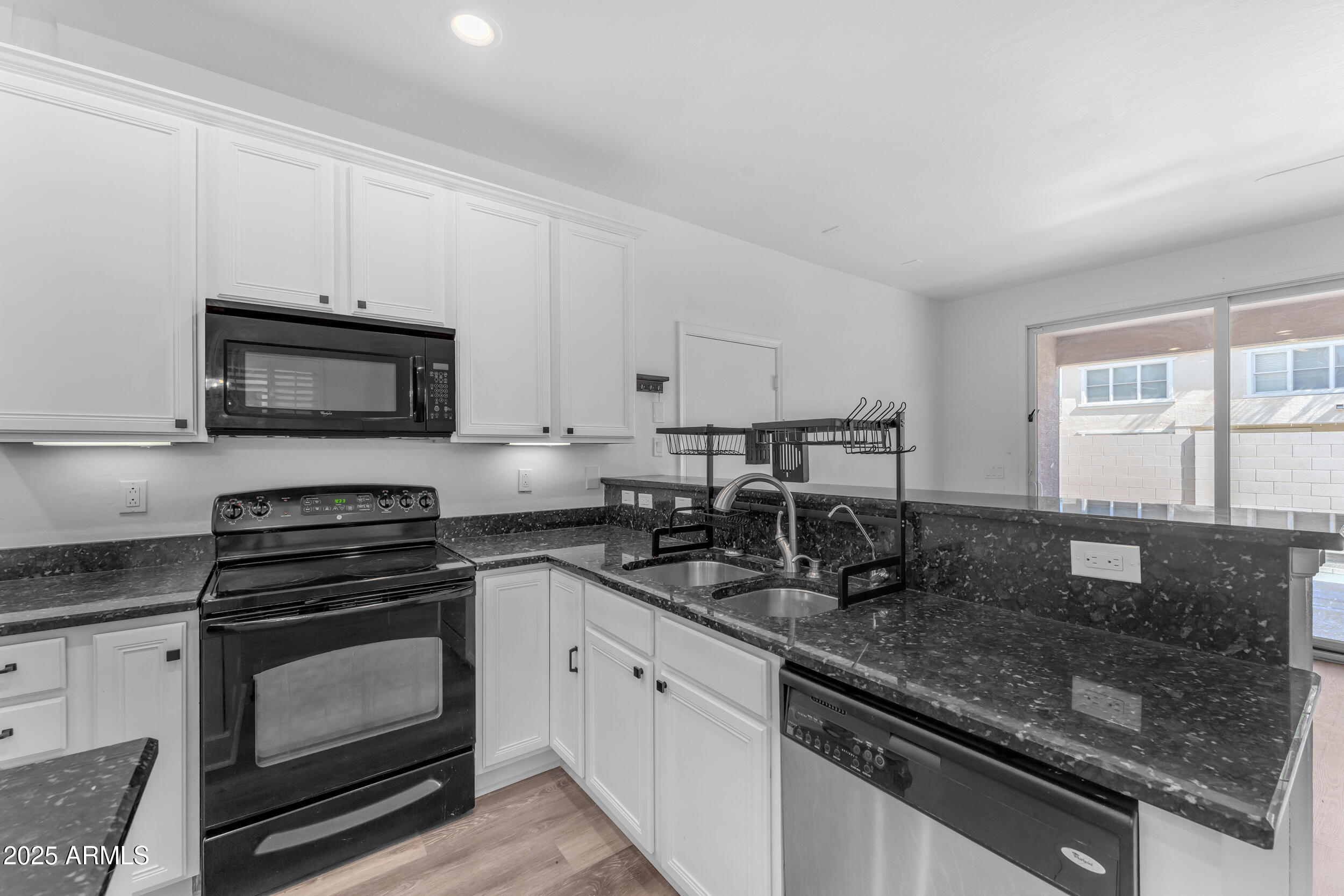 2318 E SUNLAND Avenue