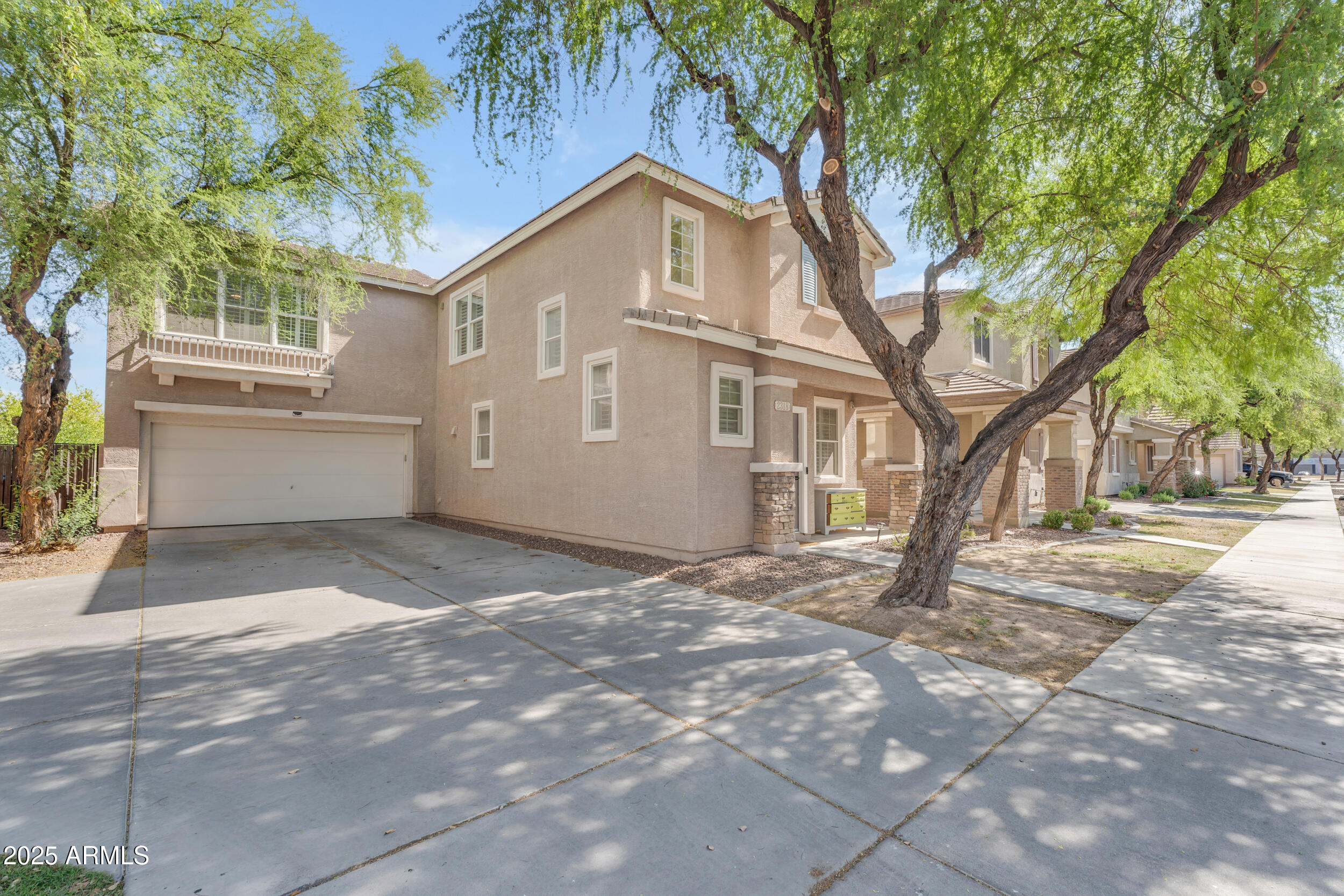 2318 E SUNLAND Avenue