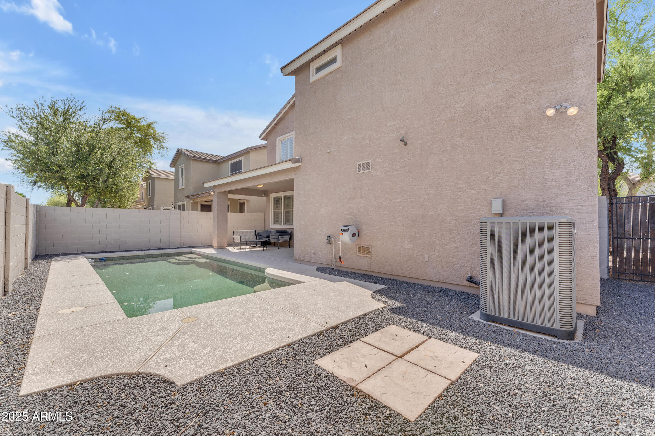 2318 E SUNLAND Avenue