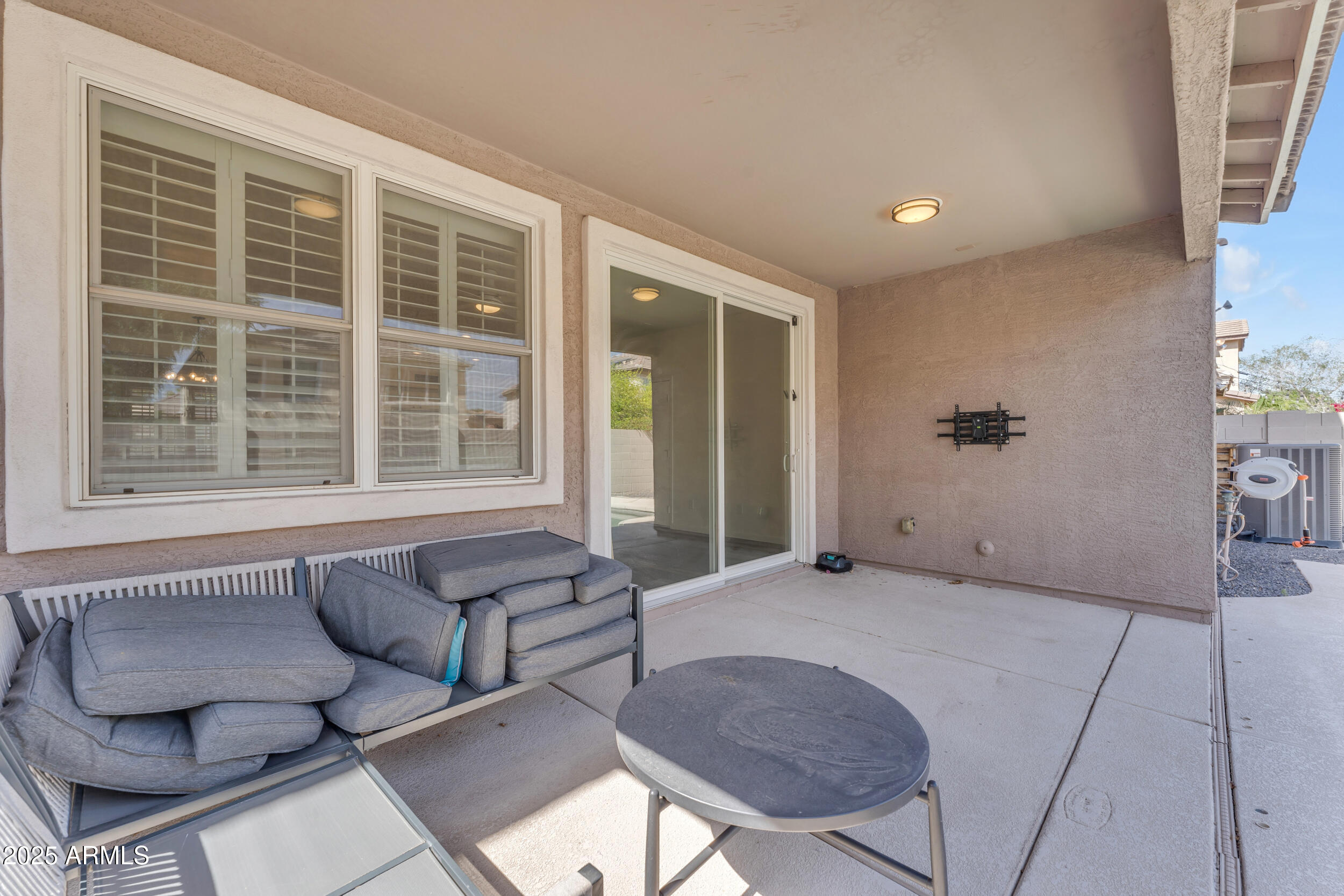 2318 E SUNLAND Avenue