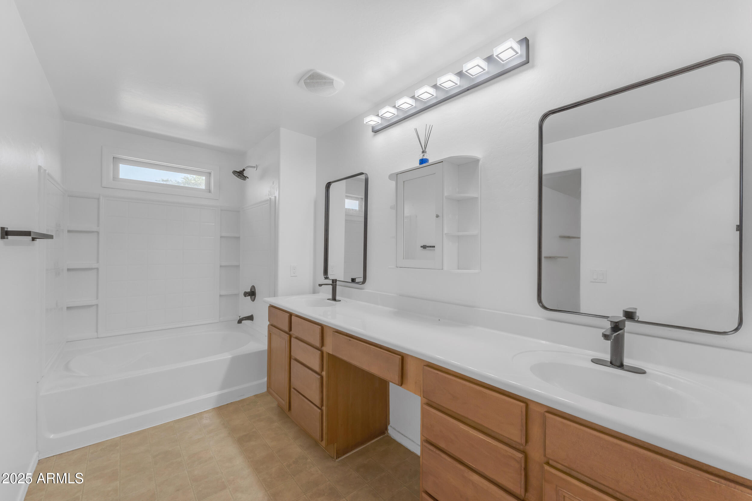 2318 E SUNLAND Avenue