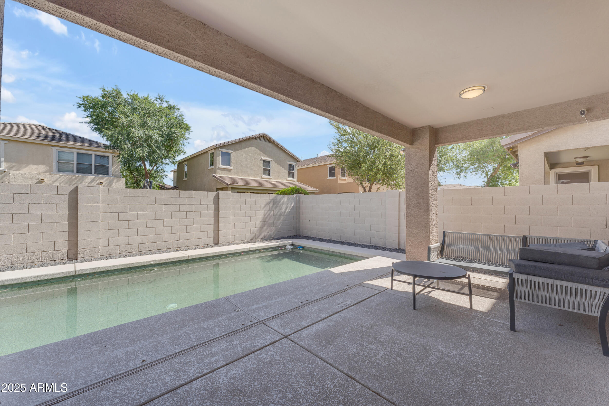 2318 E SUNLAND Avenue