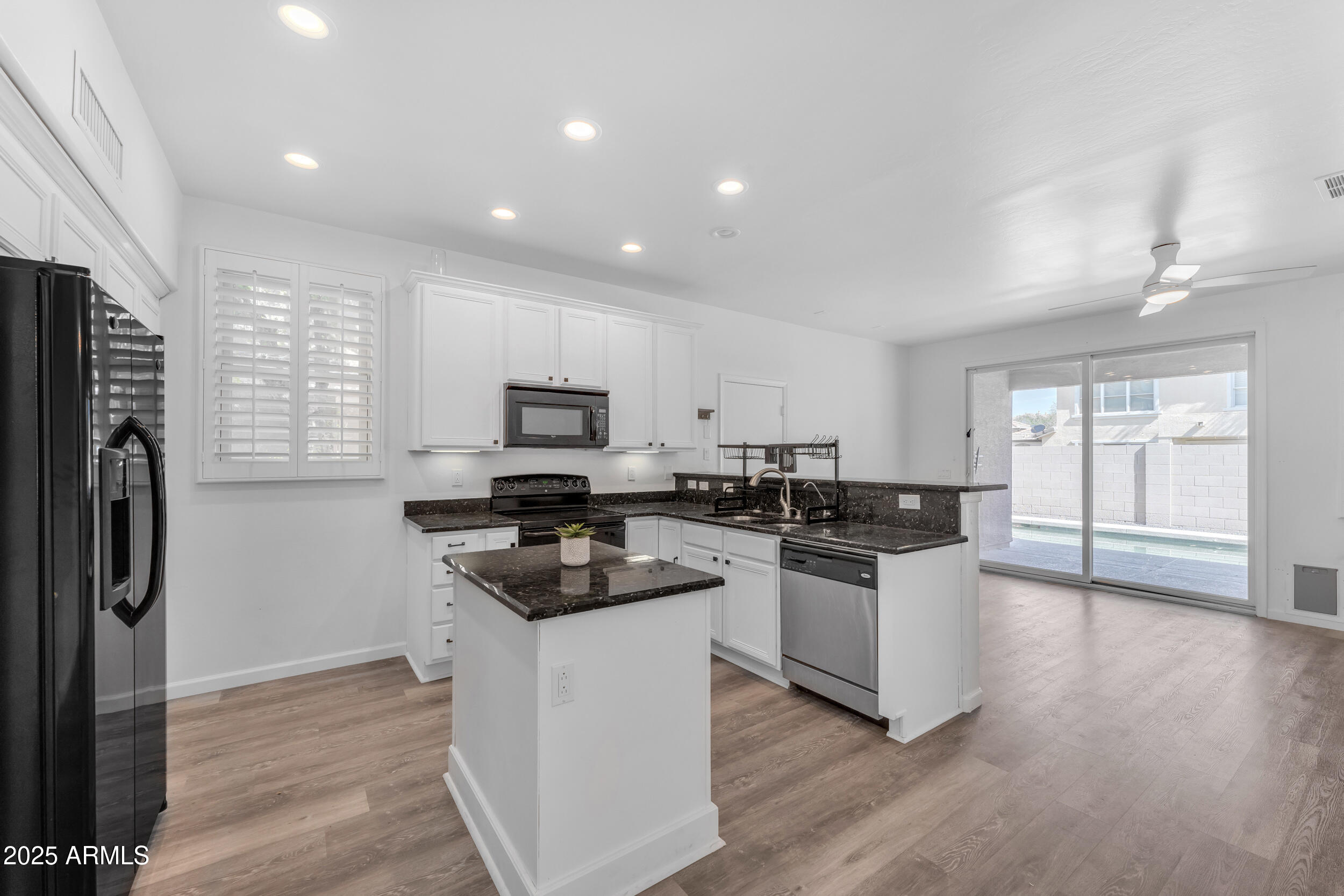 2318 E SUNLAND Avenue