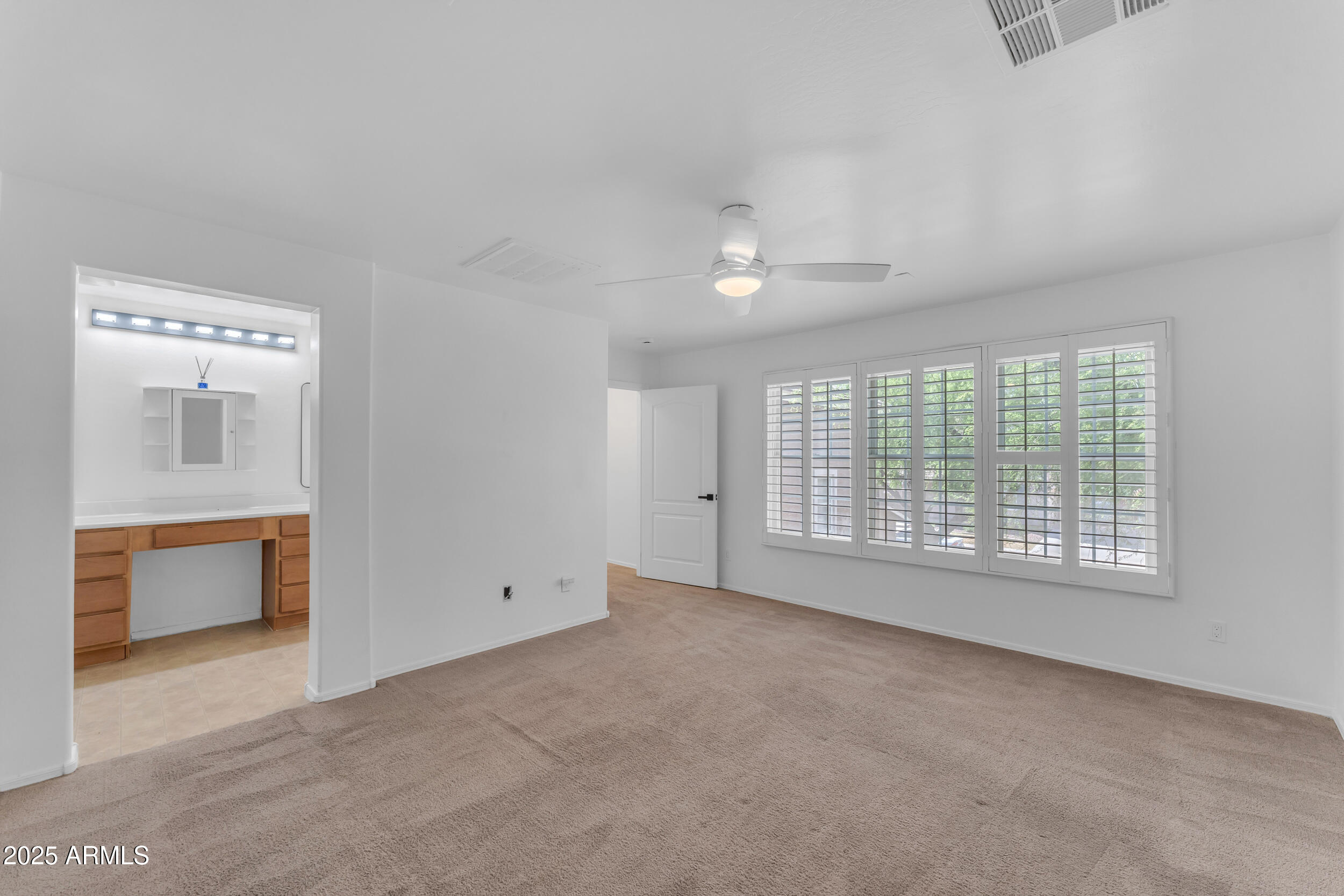 2318 E SUNLAND Avenue