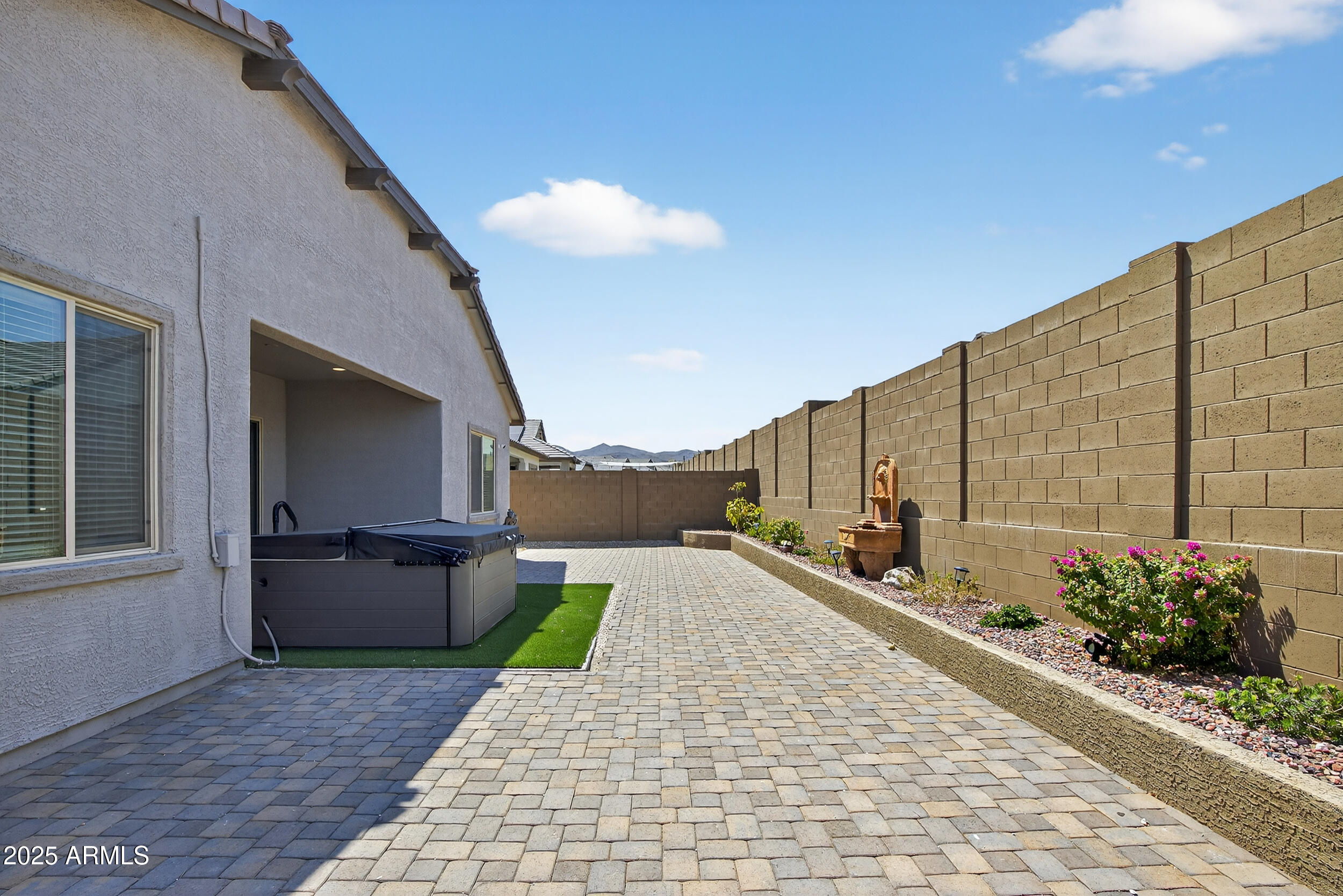 18916 W LAUREL Lane