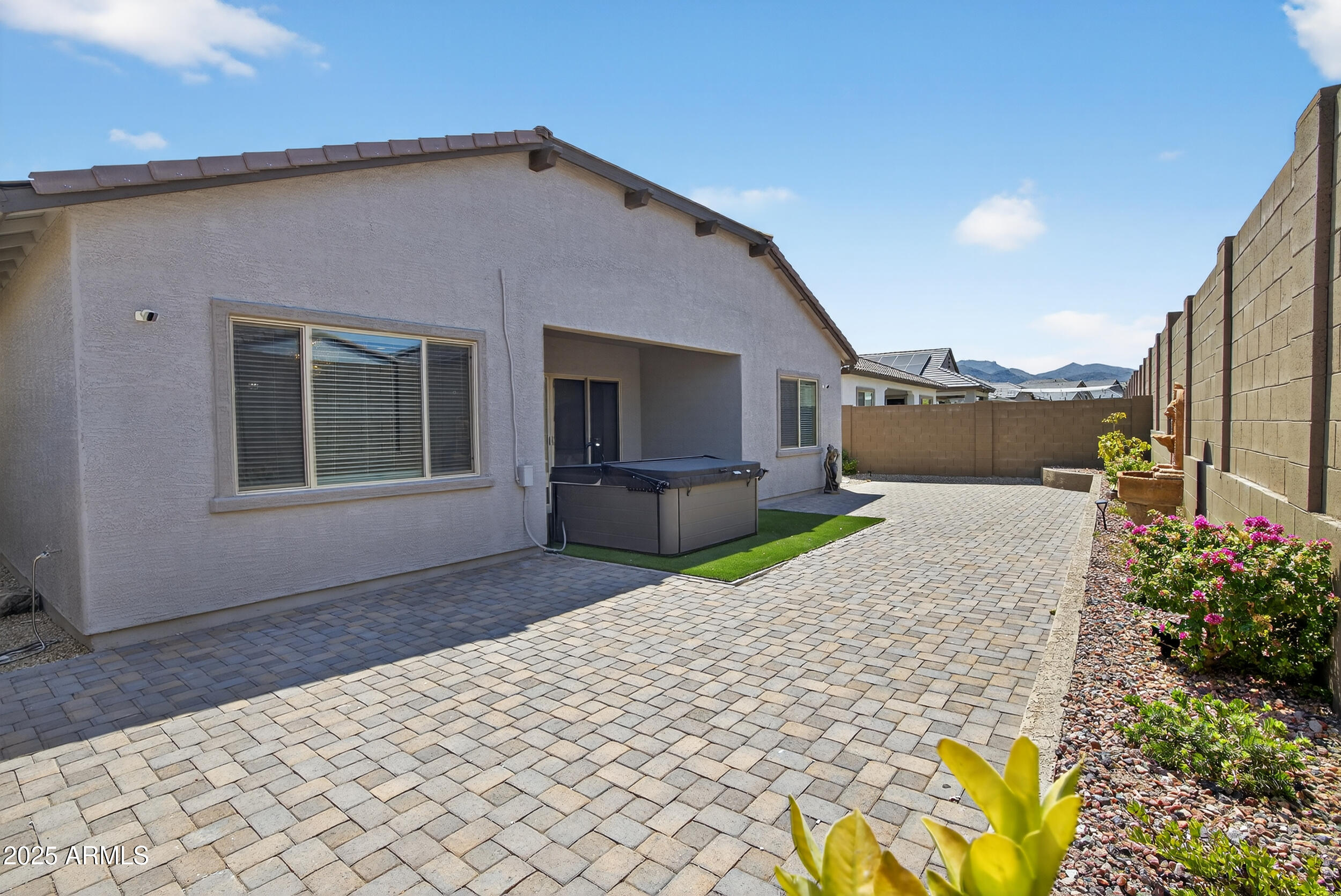 18916 W LAUREL Lane