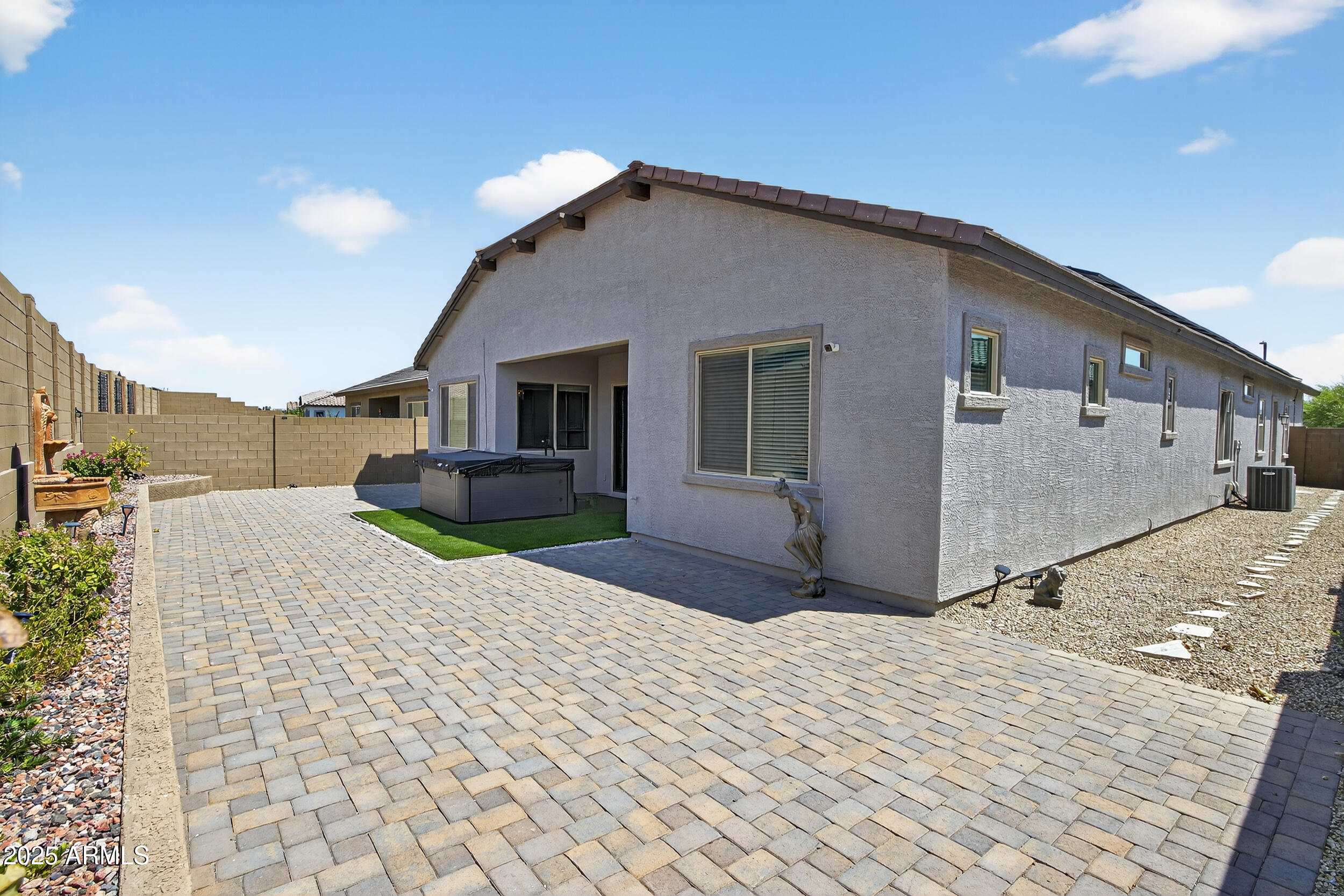 18916 W LAUREL Lane