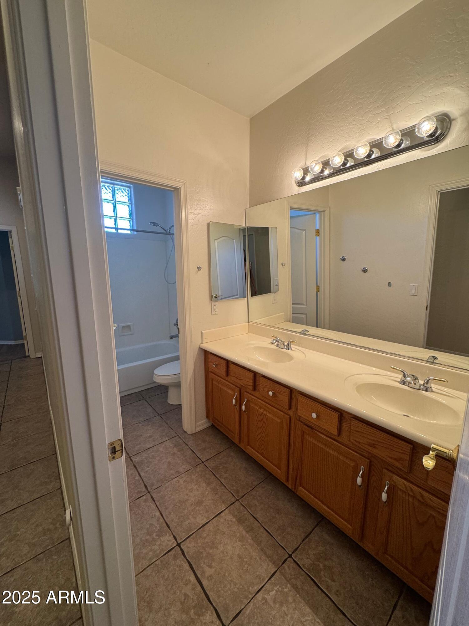 635 W LONGHORN Drive