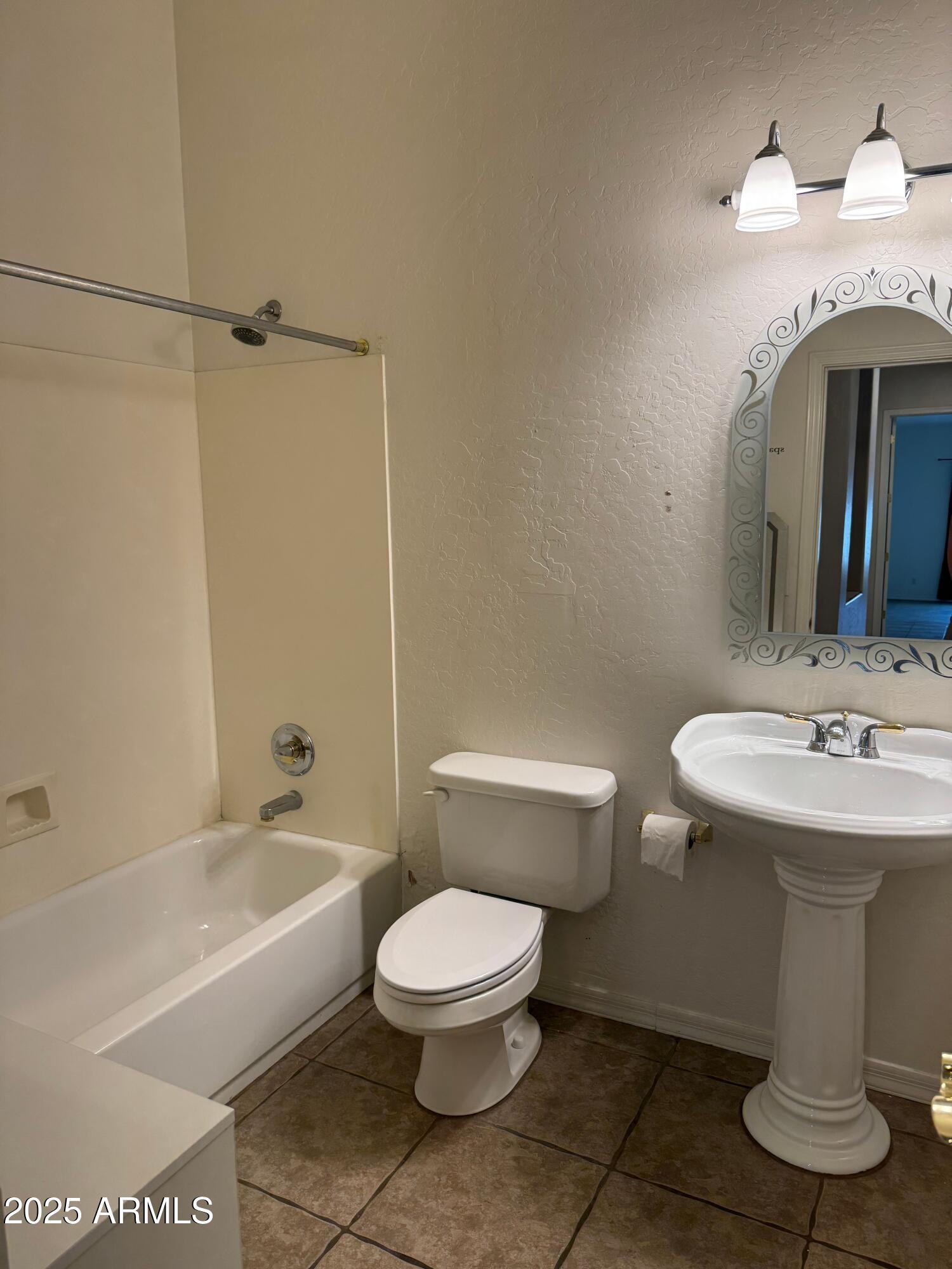 635 W LONGHORN Drive