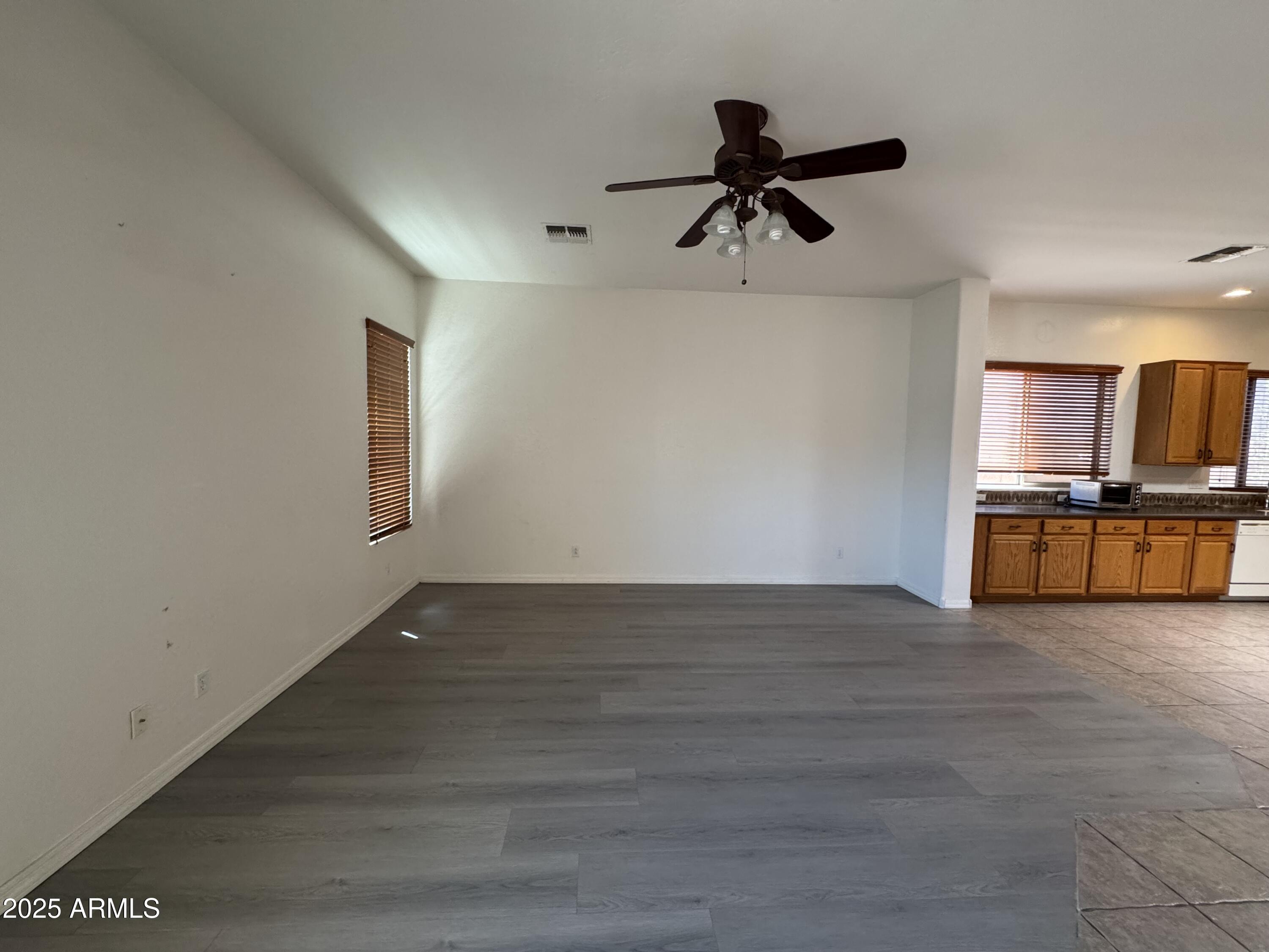 635 W LONGHORN Drive