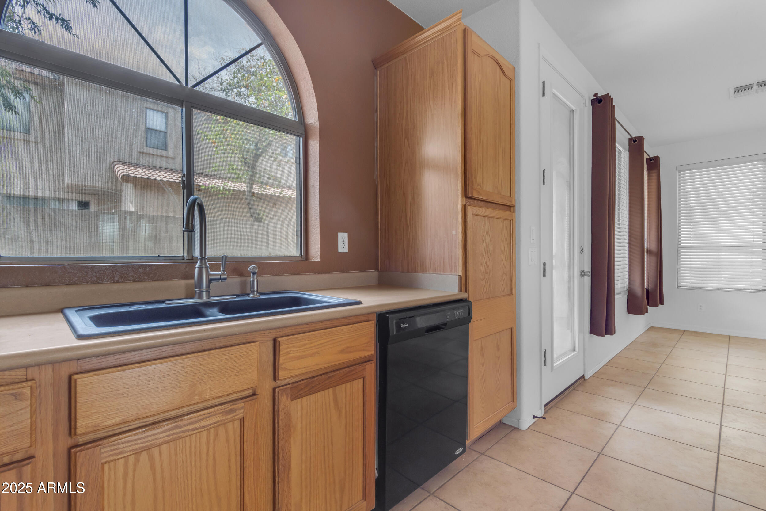 1837 E POLLACK Street