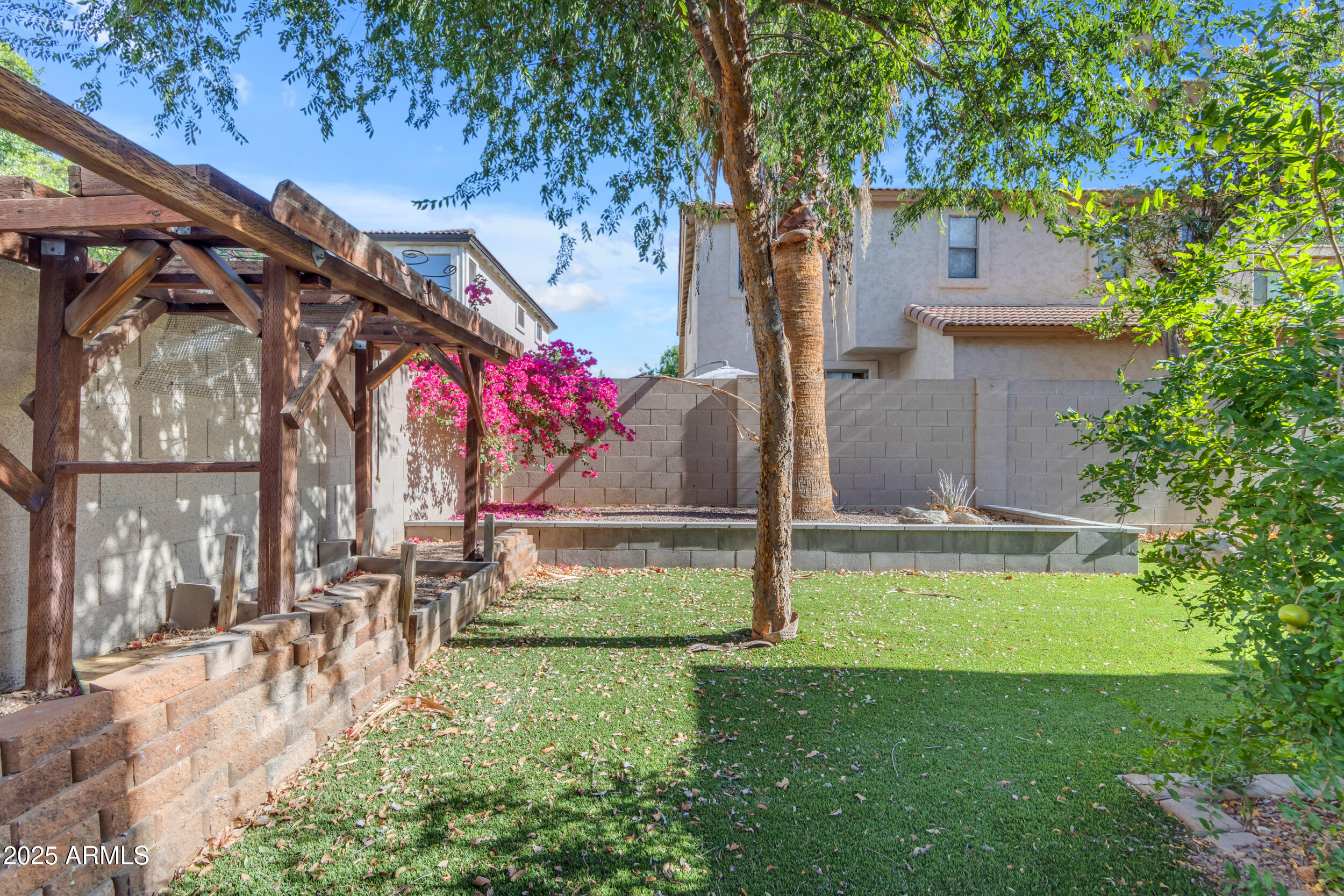 1837 E POLLACK Street