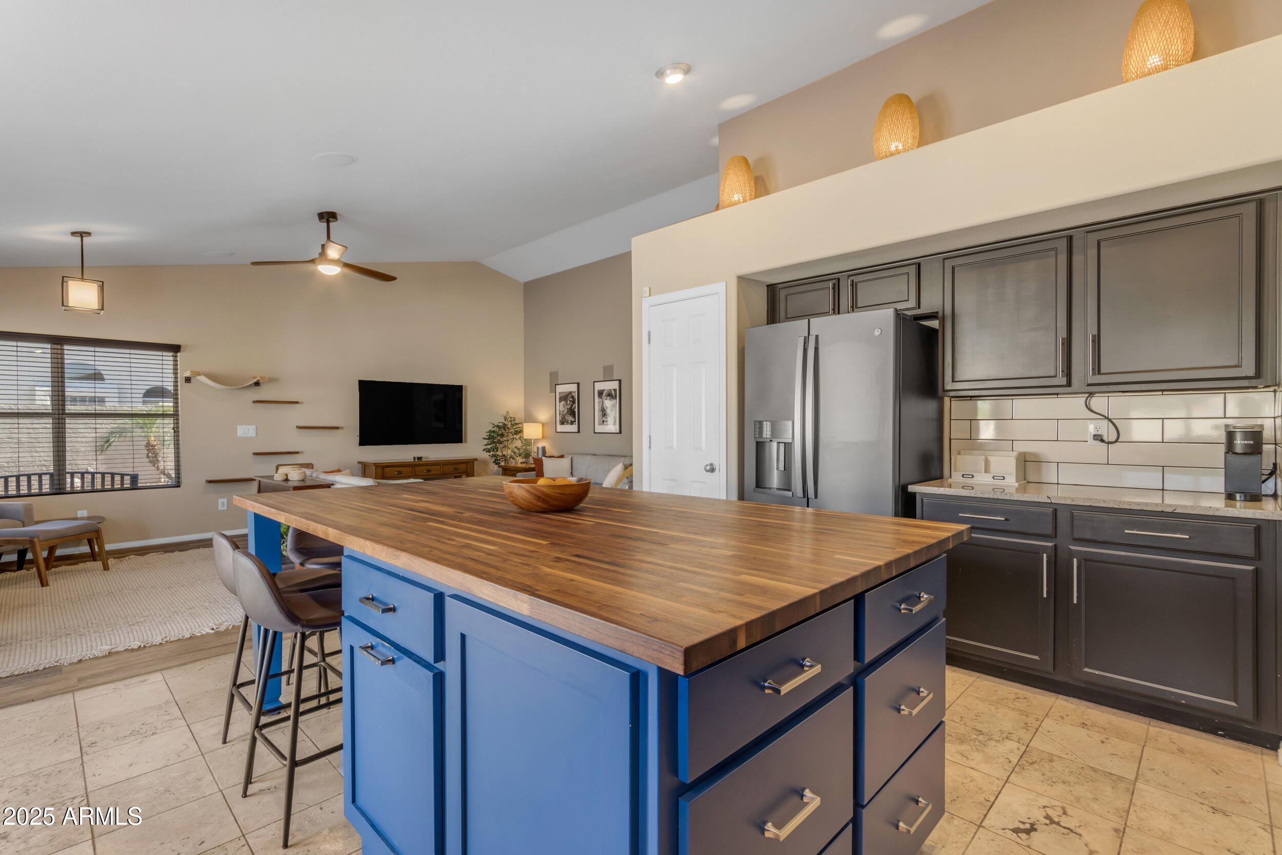 1823 W REMINGTON Drive