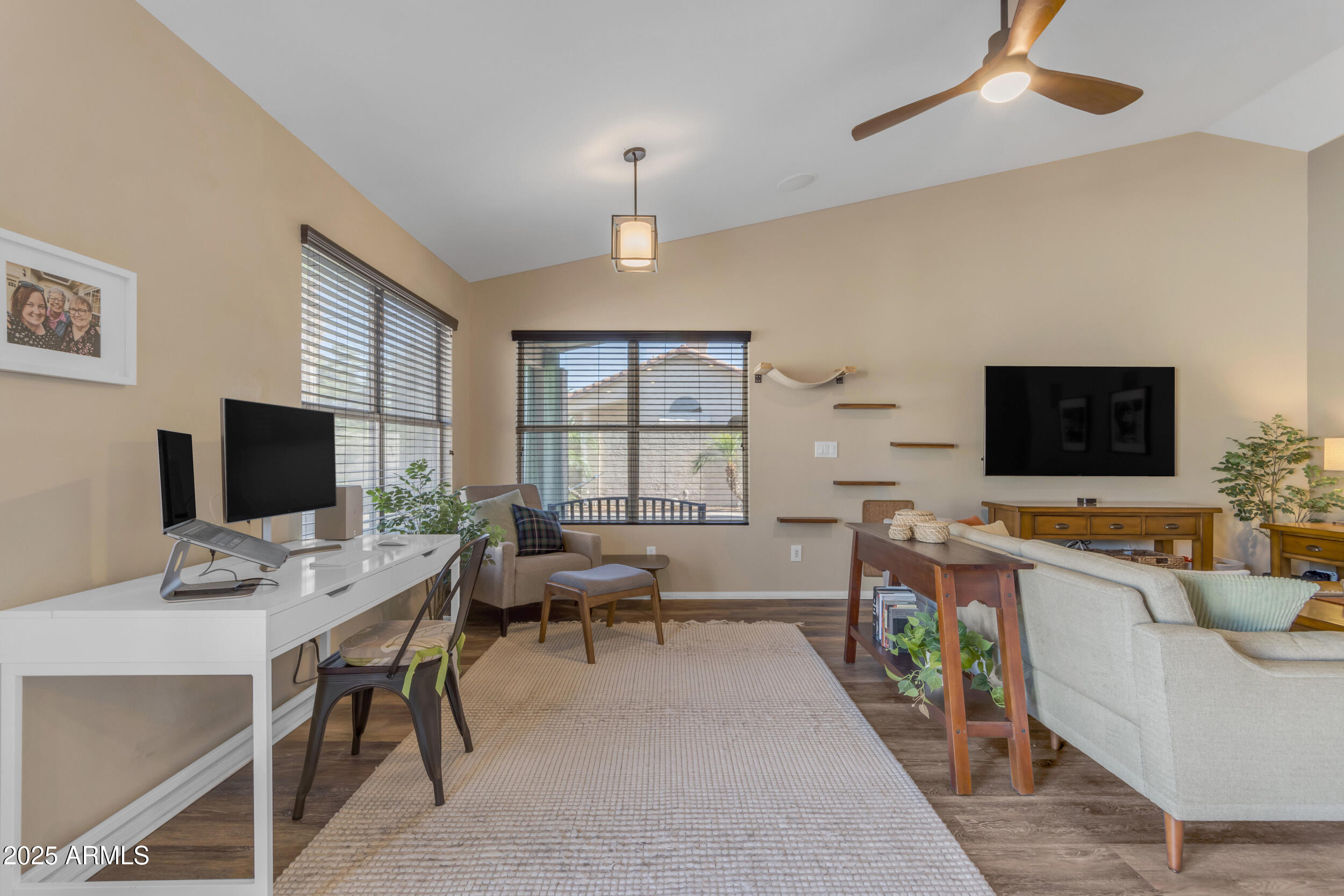 1823 W REMINGTON Drive