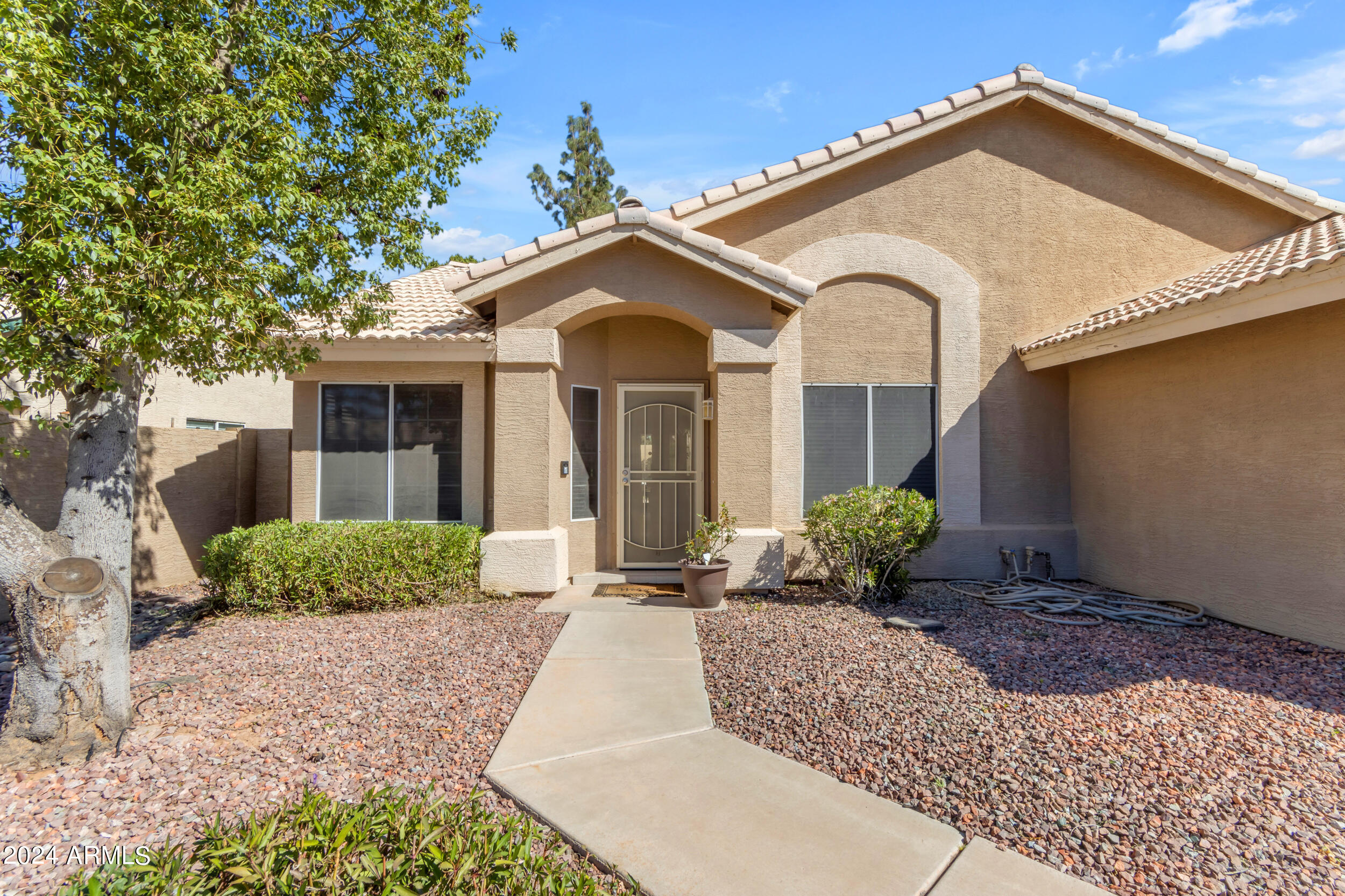 1114 E ARTESIAN Way