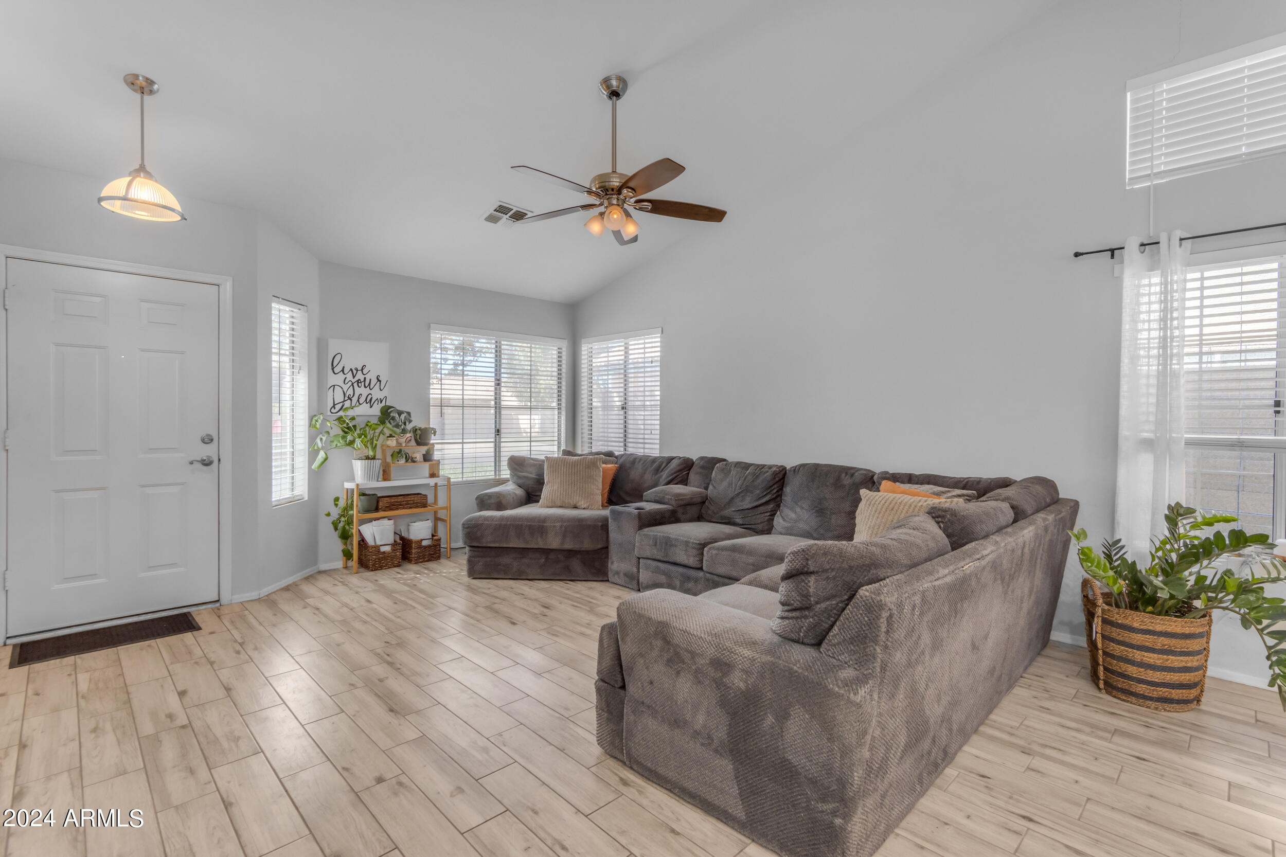 1114 E ARTESIAN Way