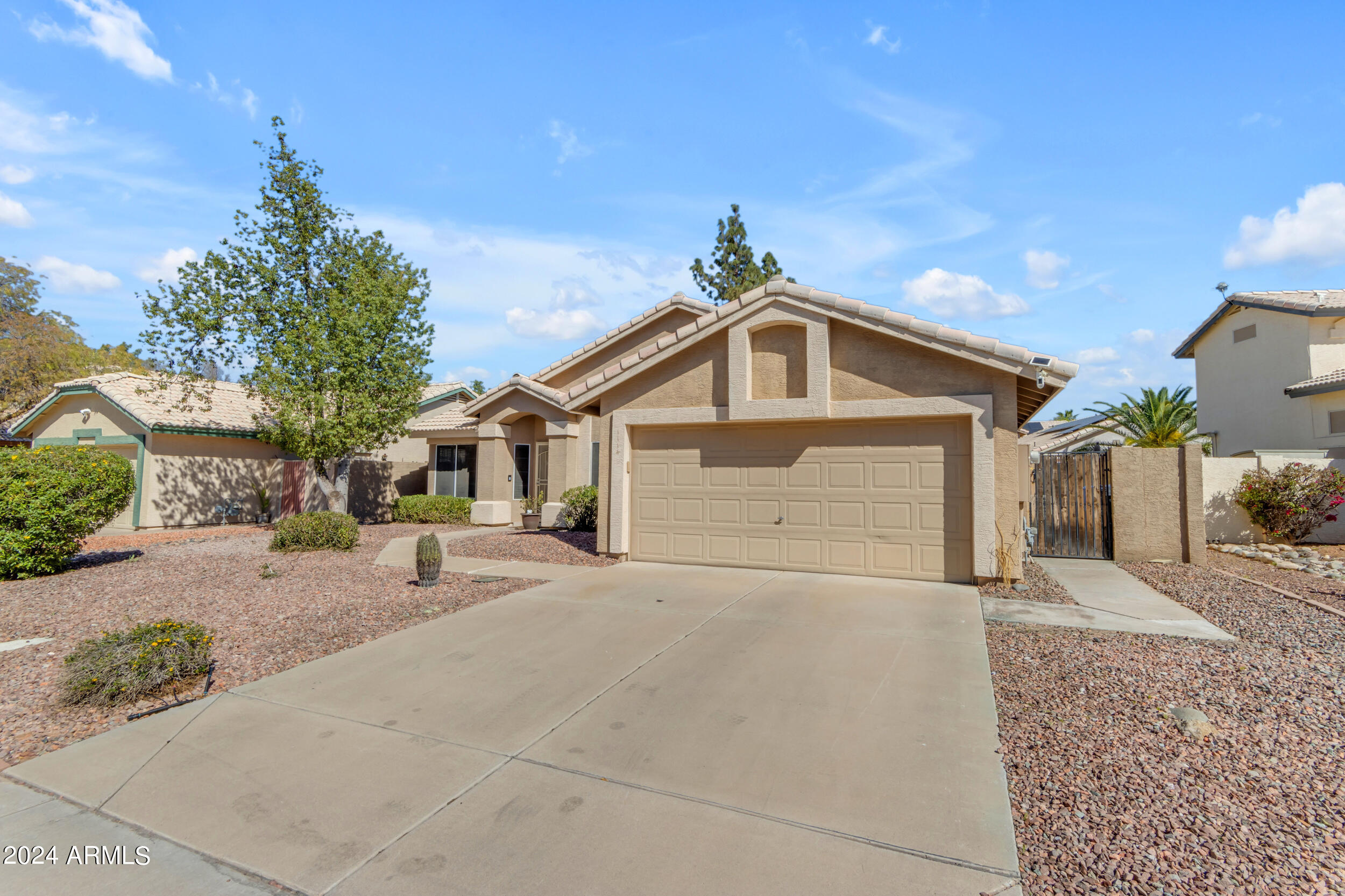 1114 E ARTESIAN Way