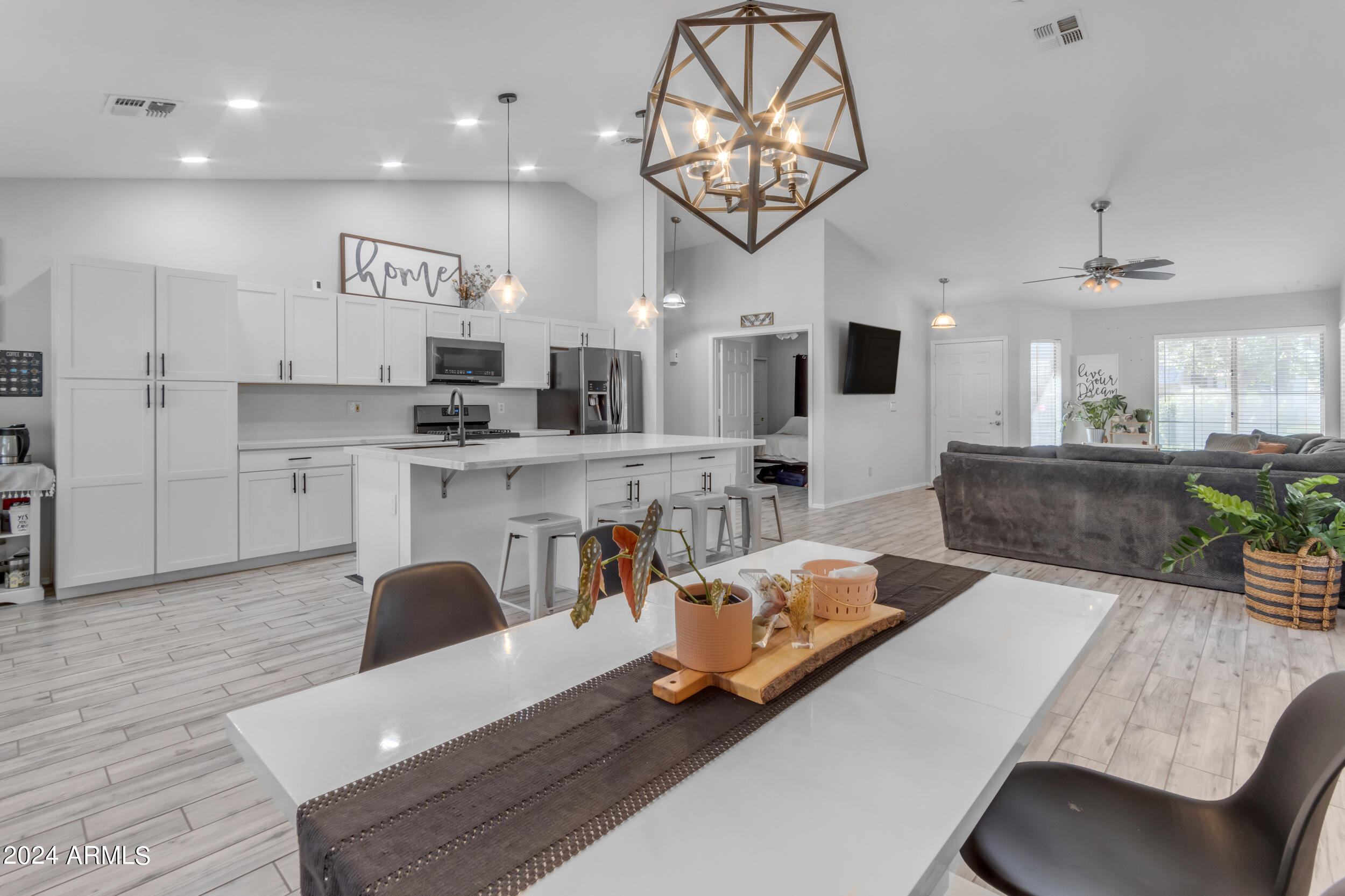 1114 E ARTESIAN Way