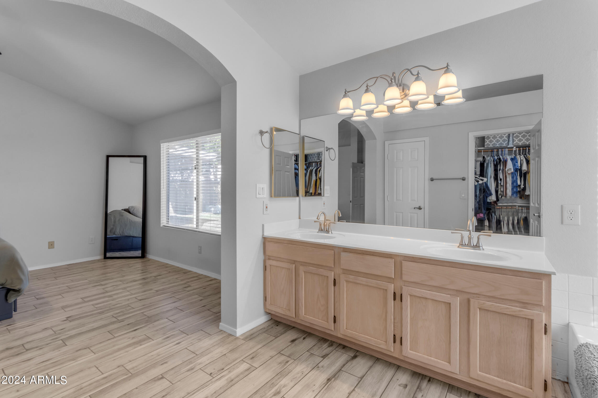 1114 E ARTESIAN Way