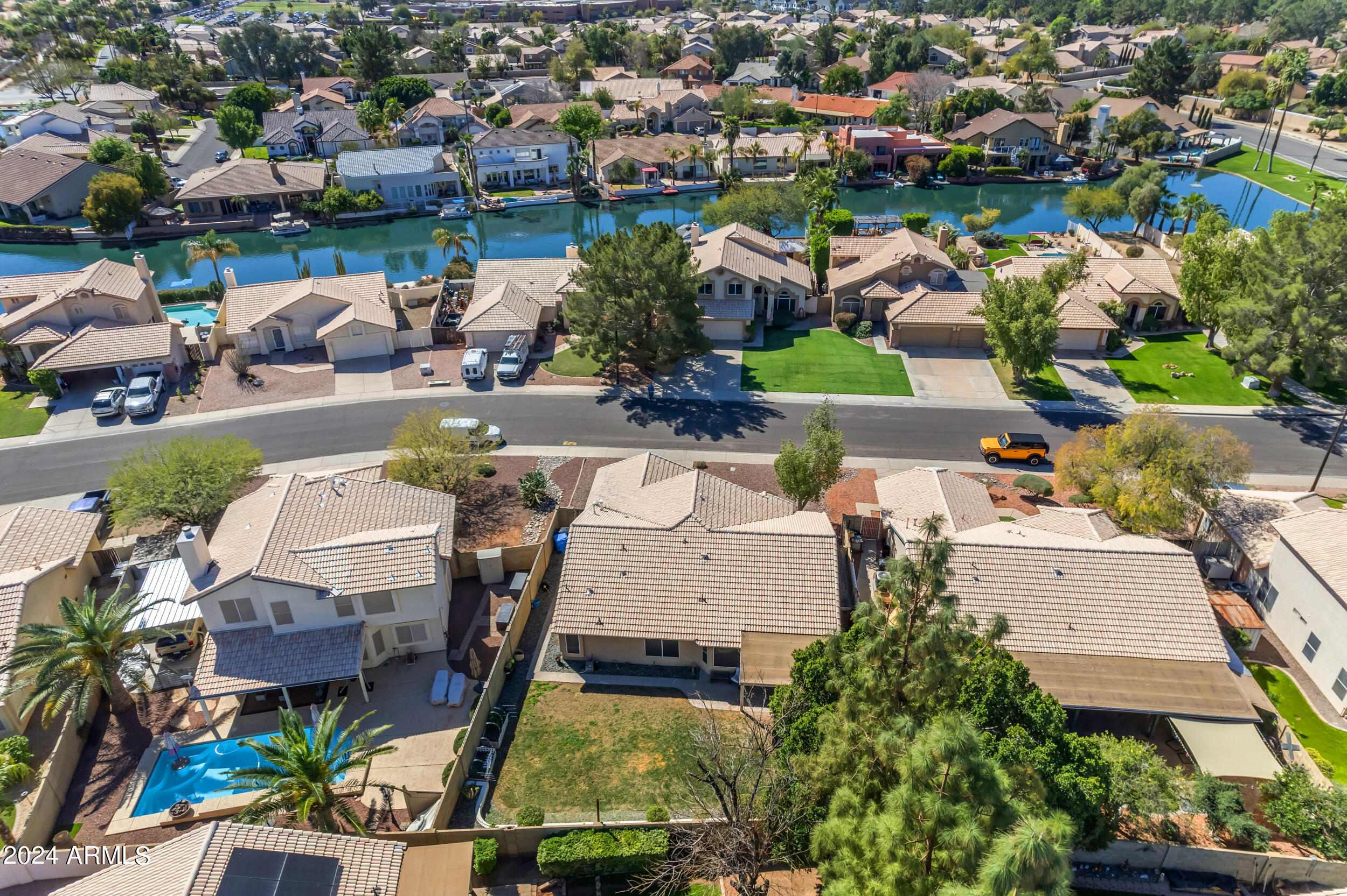 1114 E ARTESIAN Way