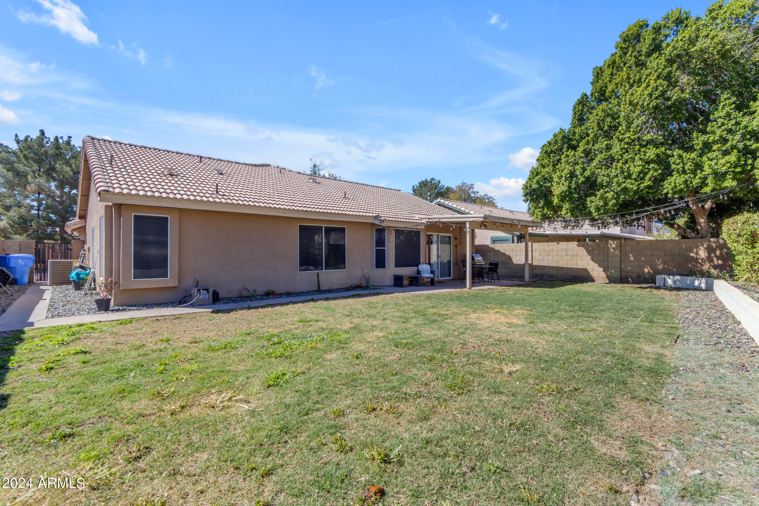 1114 E ARTESIAN Way