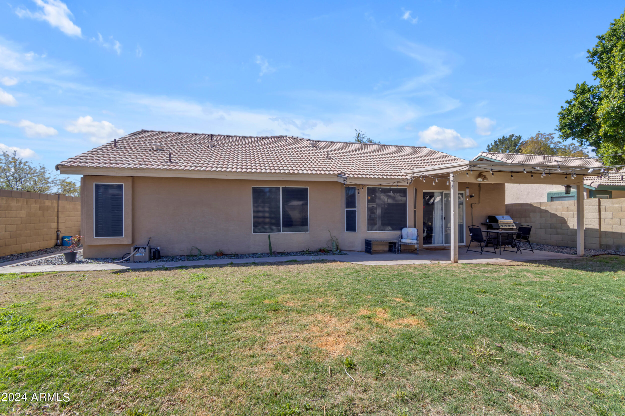 1114 E ARTESIAN Way