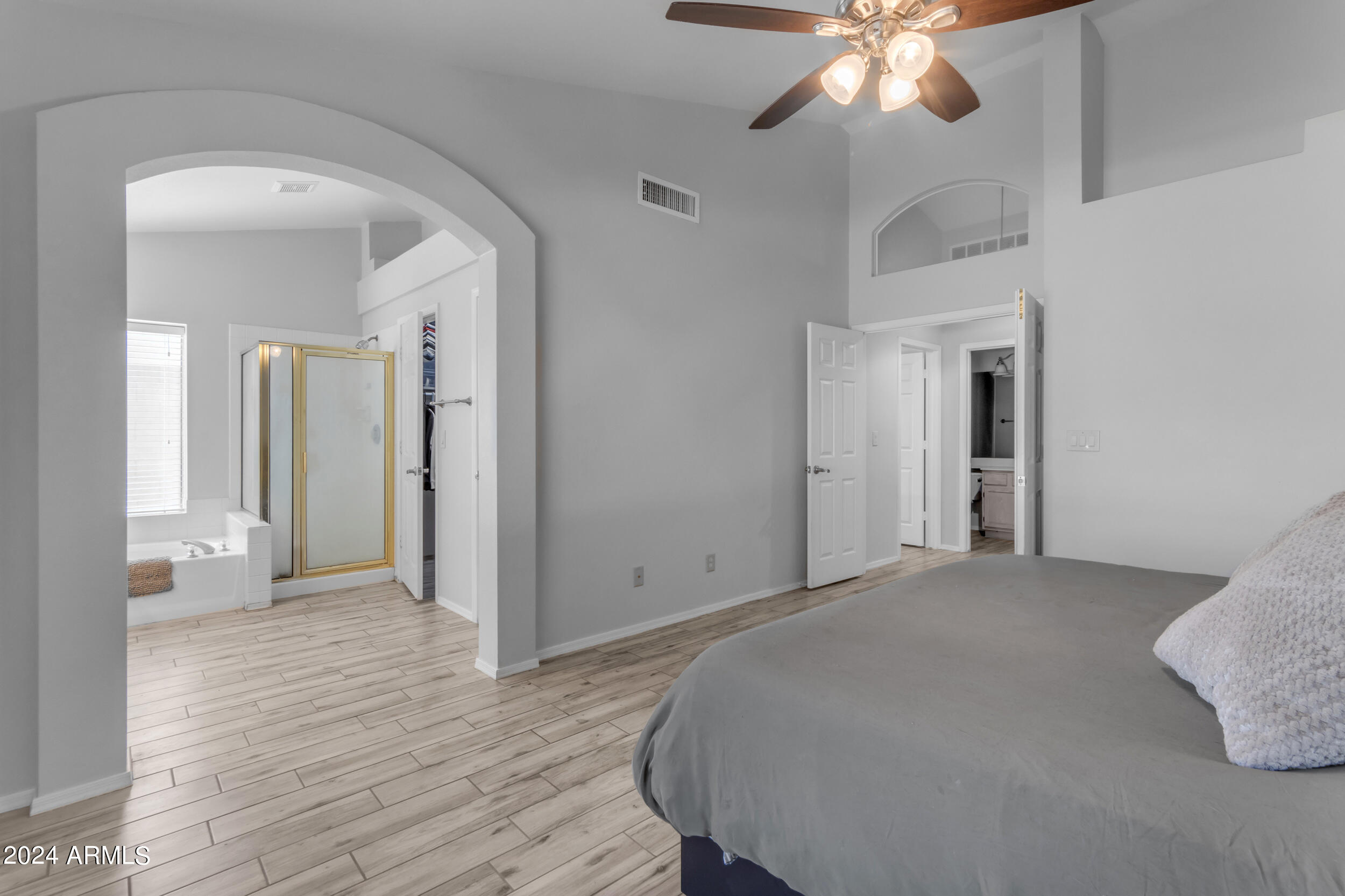 1114 E ARTESIAN Way