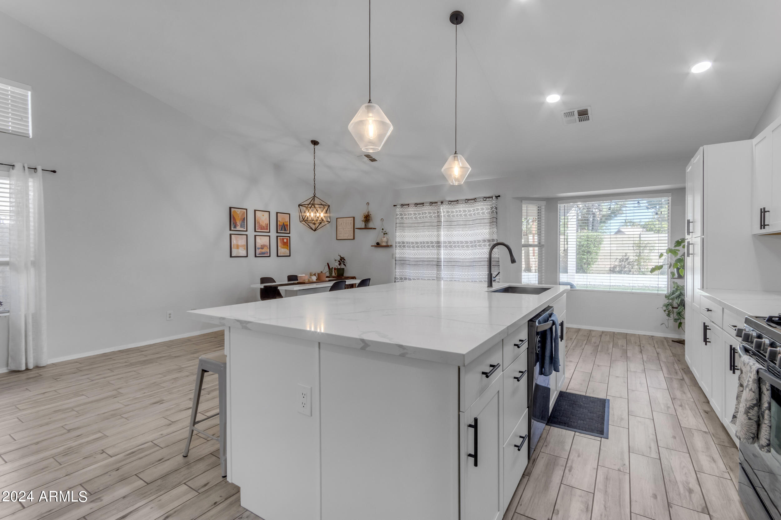 1114 E ARTESIAN Way