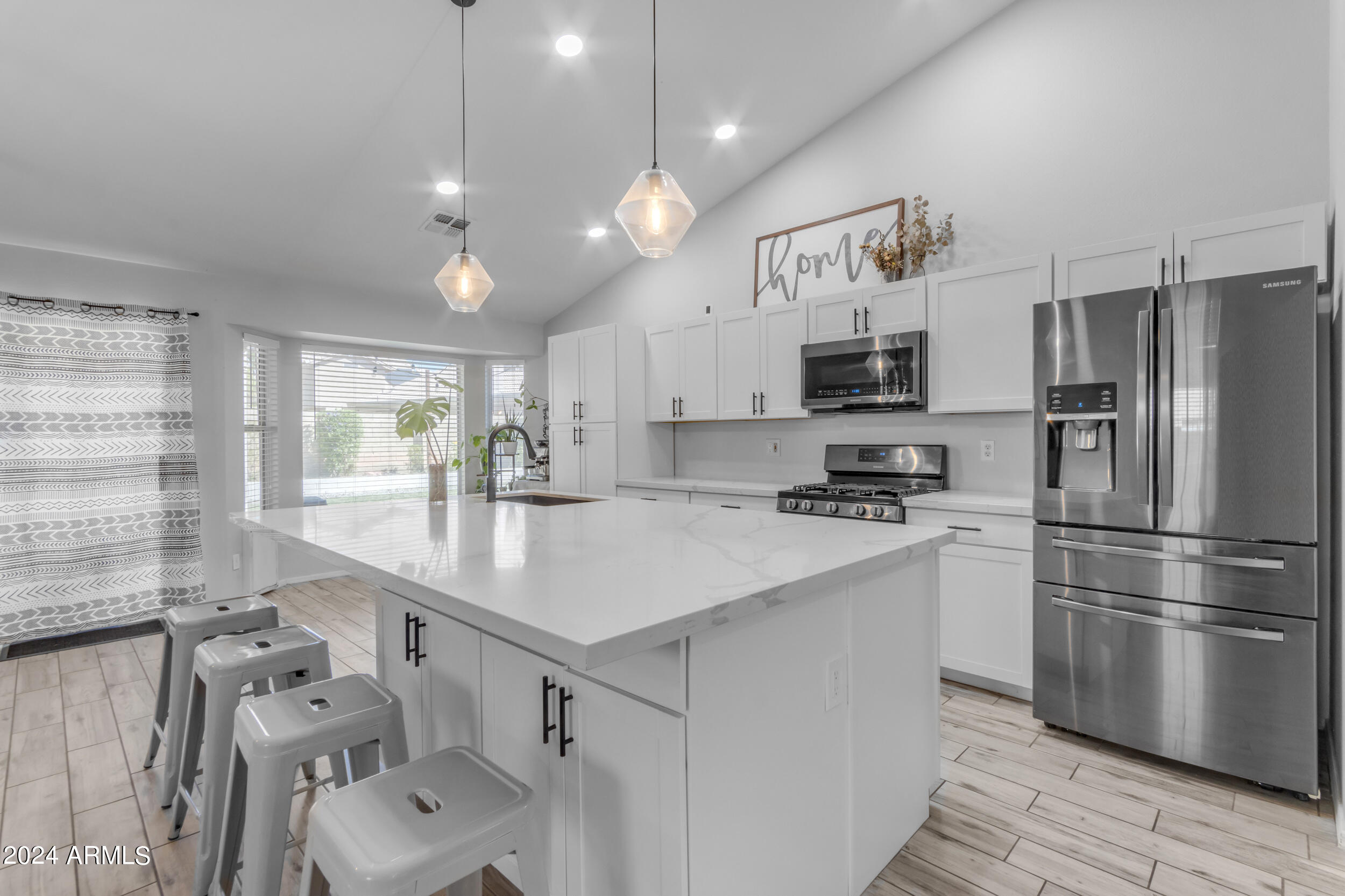 1114 E ARTESIAN Way