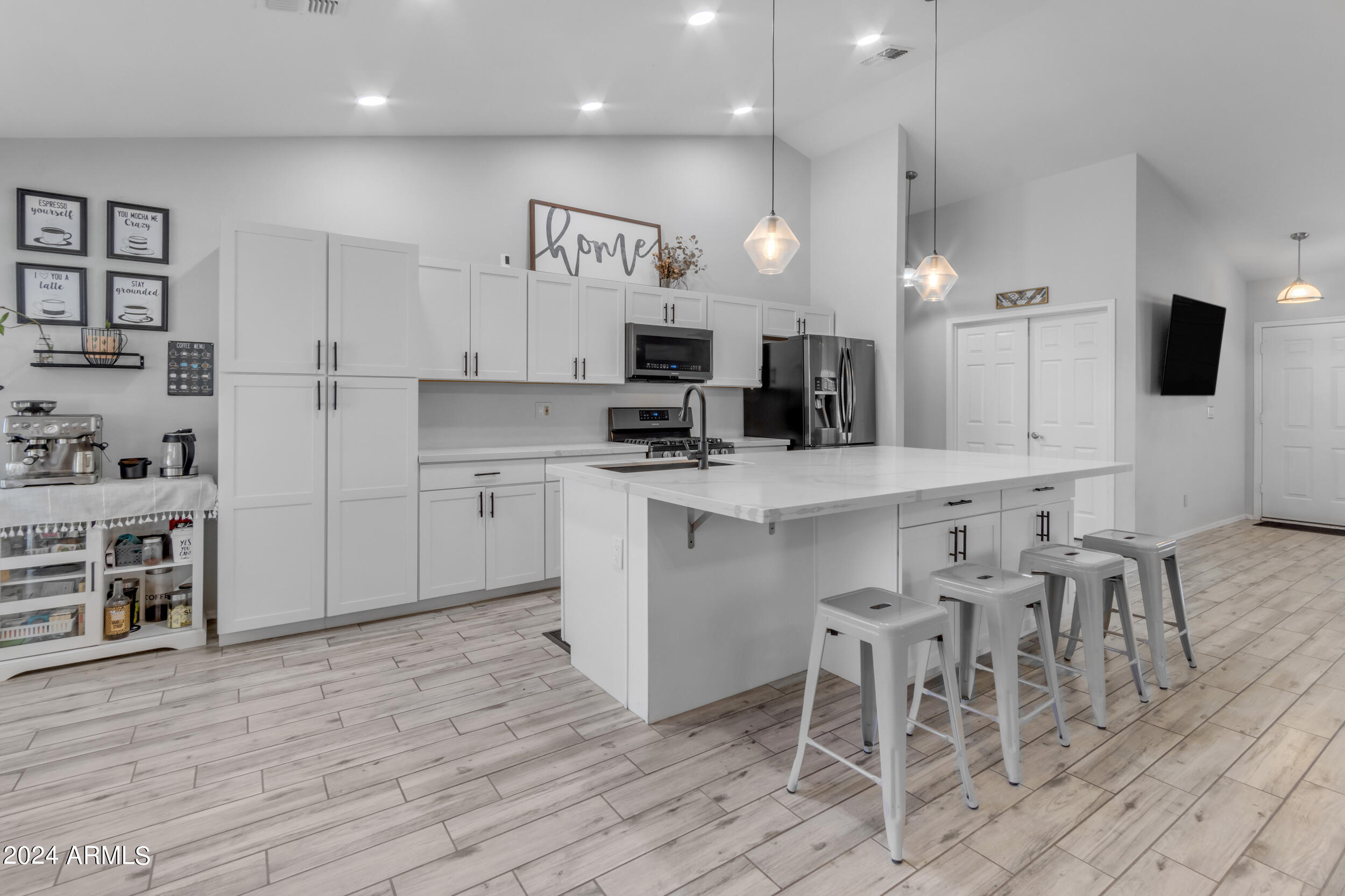 1114 E ARTESIAN Way