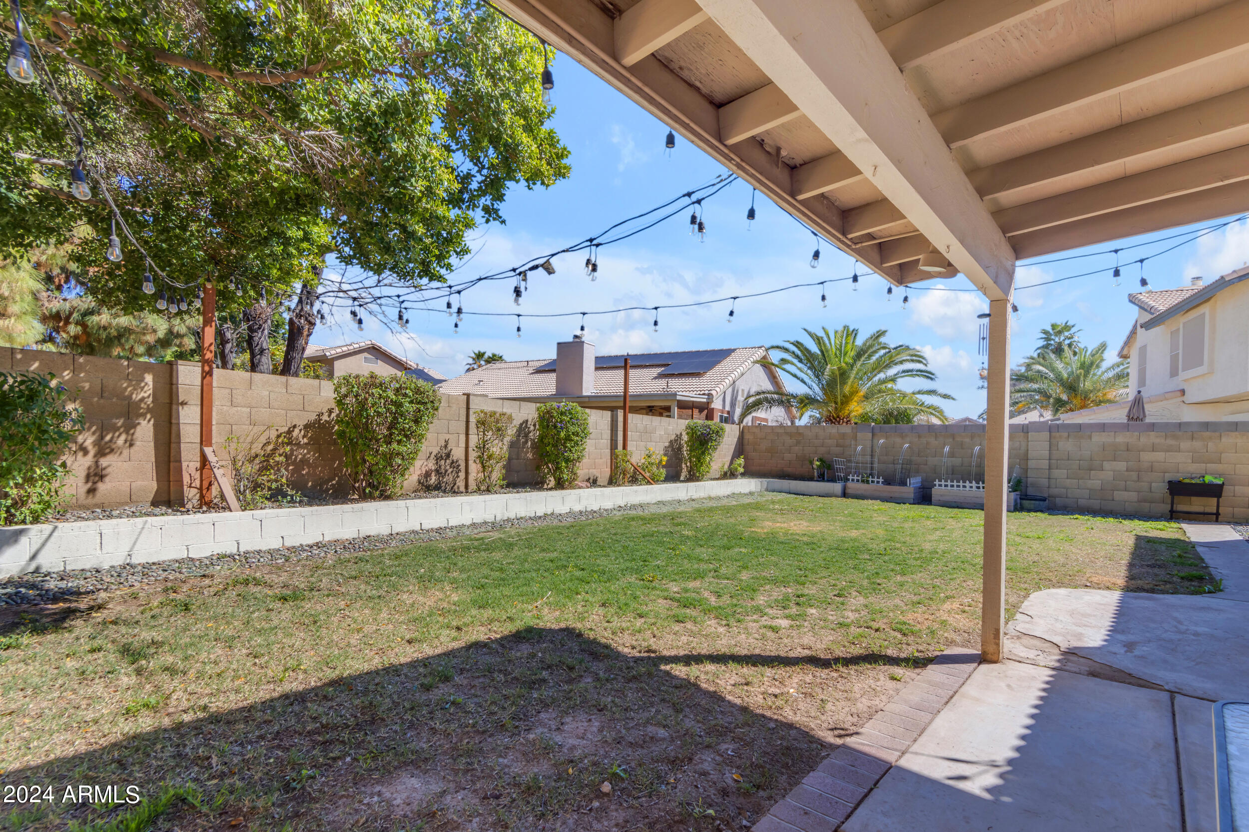 1114 E ARTESIAN Way