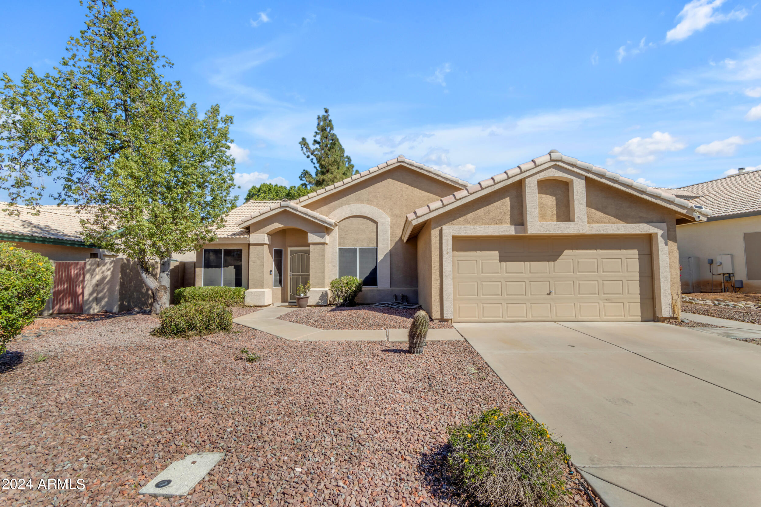 1114 E ARTESIAN Way