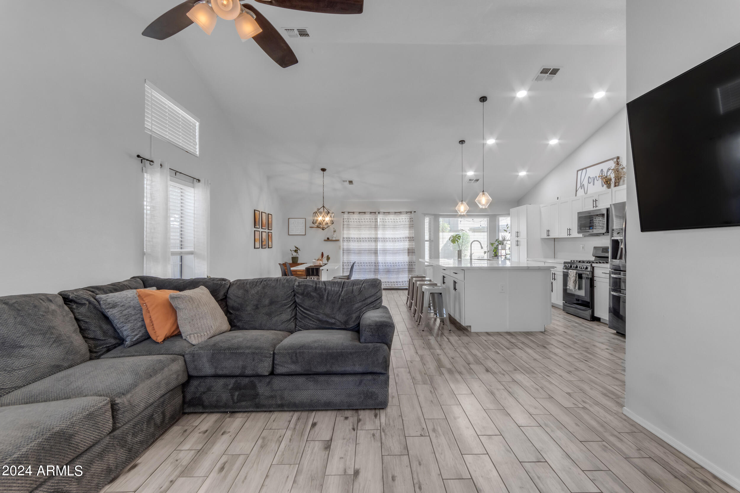 1114 E ARTESIAN Way