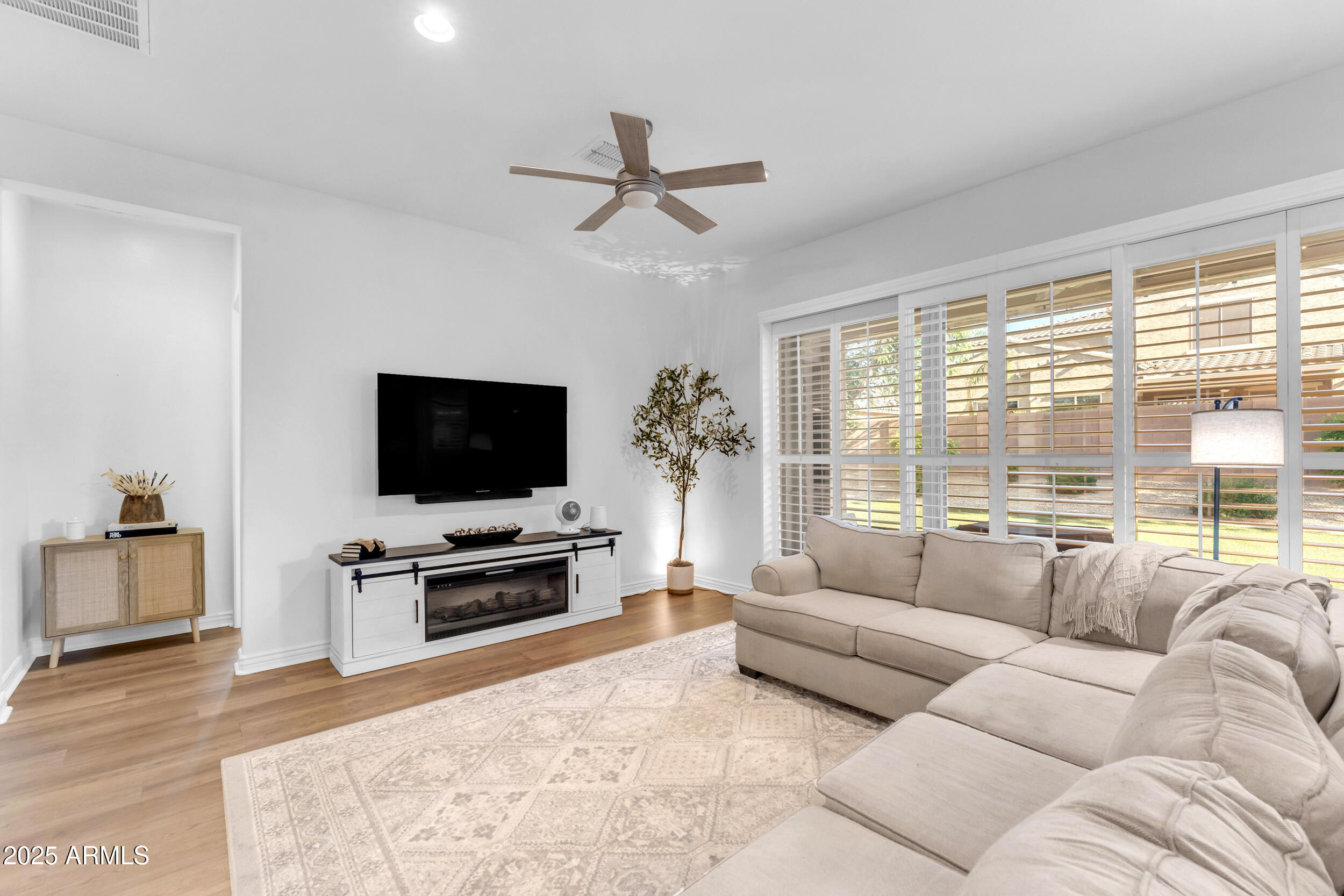 2459 E LINDRICK Drive