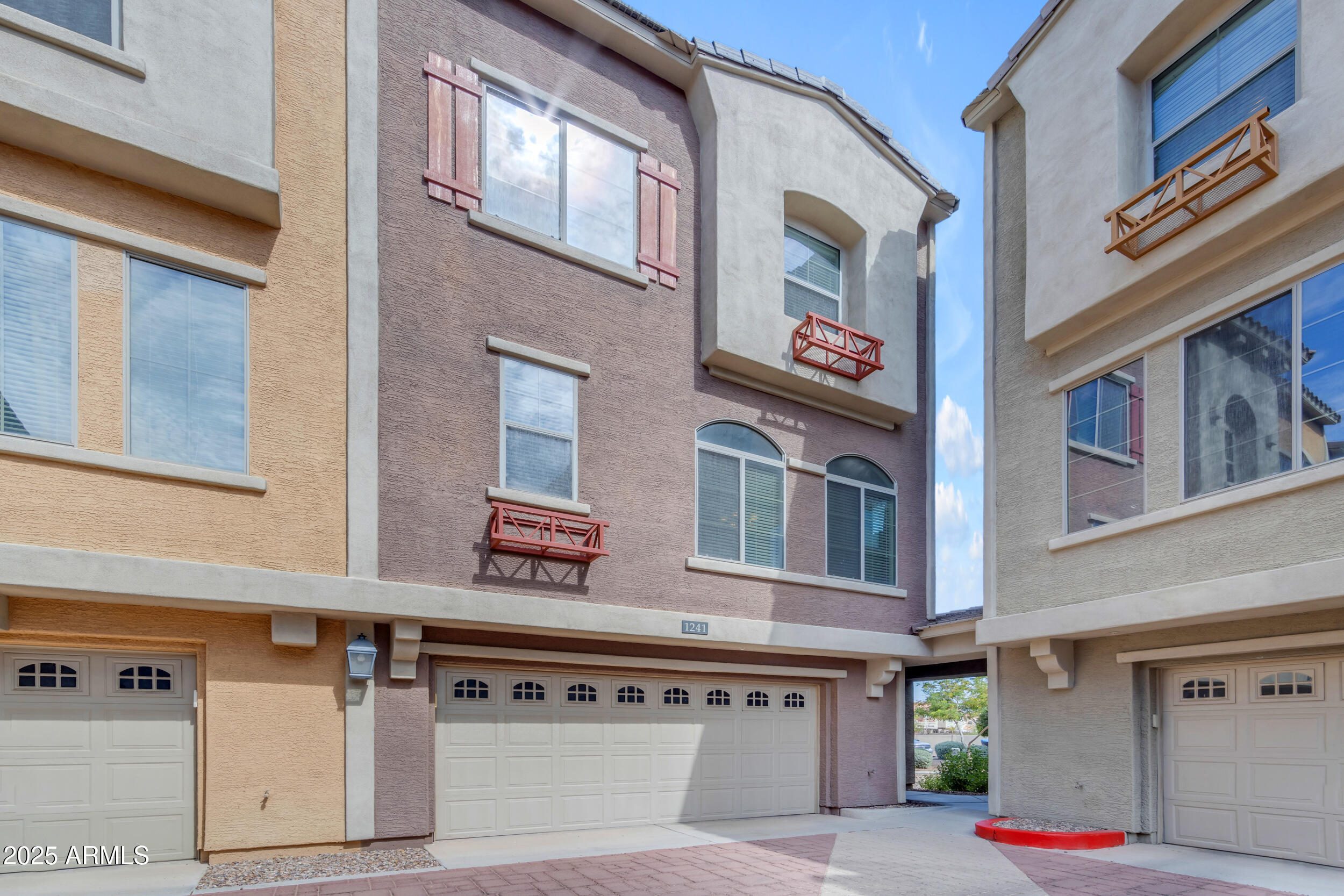 240 W JUNIPER Avenue, 1241
