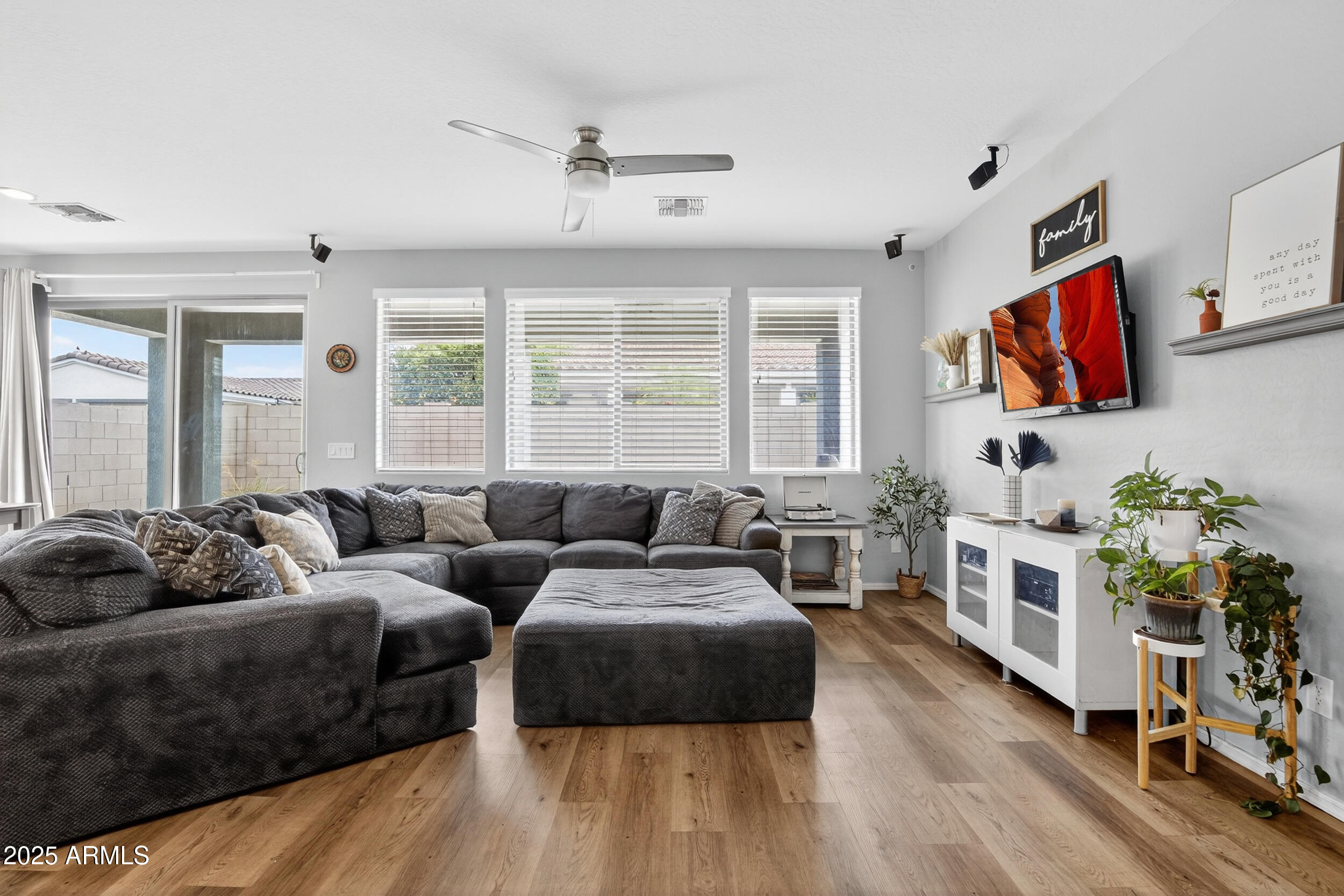 22484 E Calle De Flores