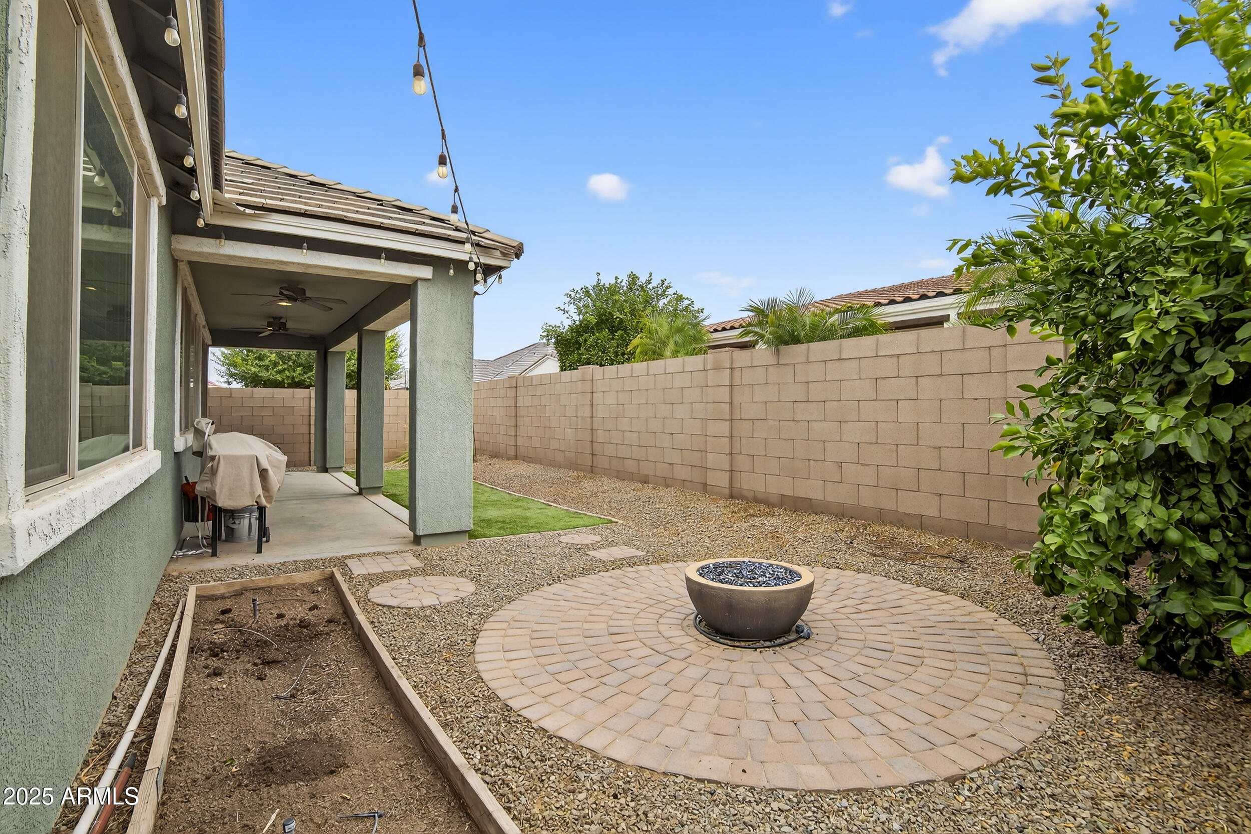 22484 E Calle De Flores
