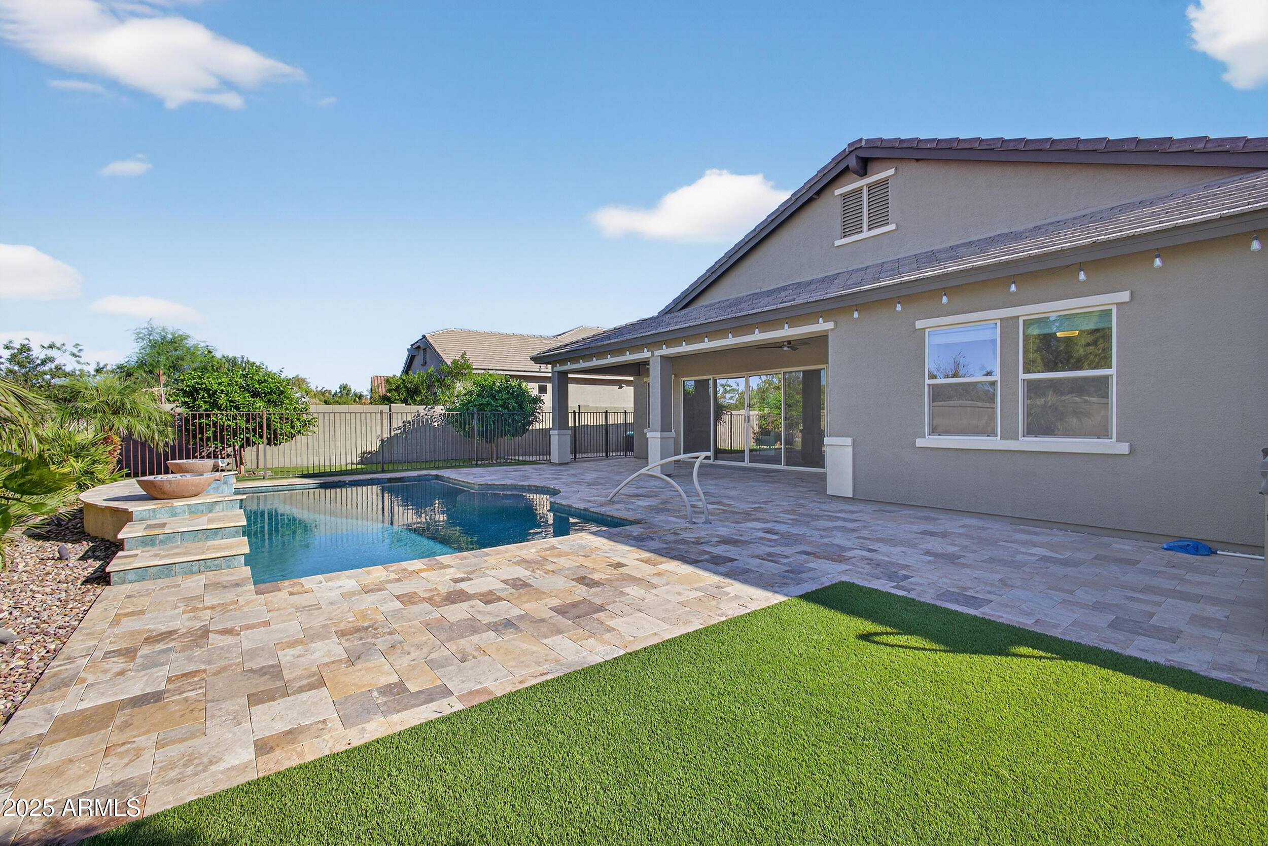 1078 W PAGODA Avenue