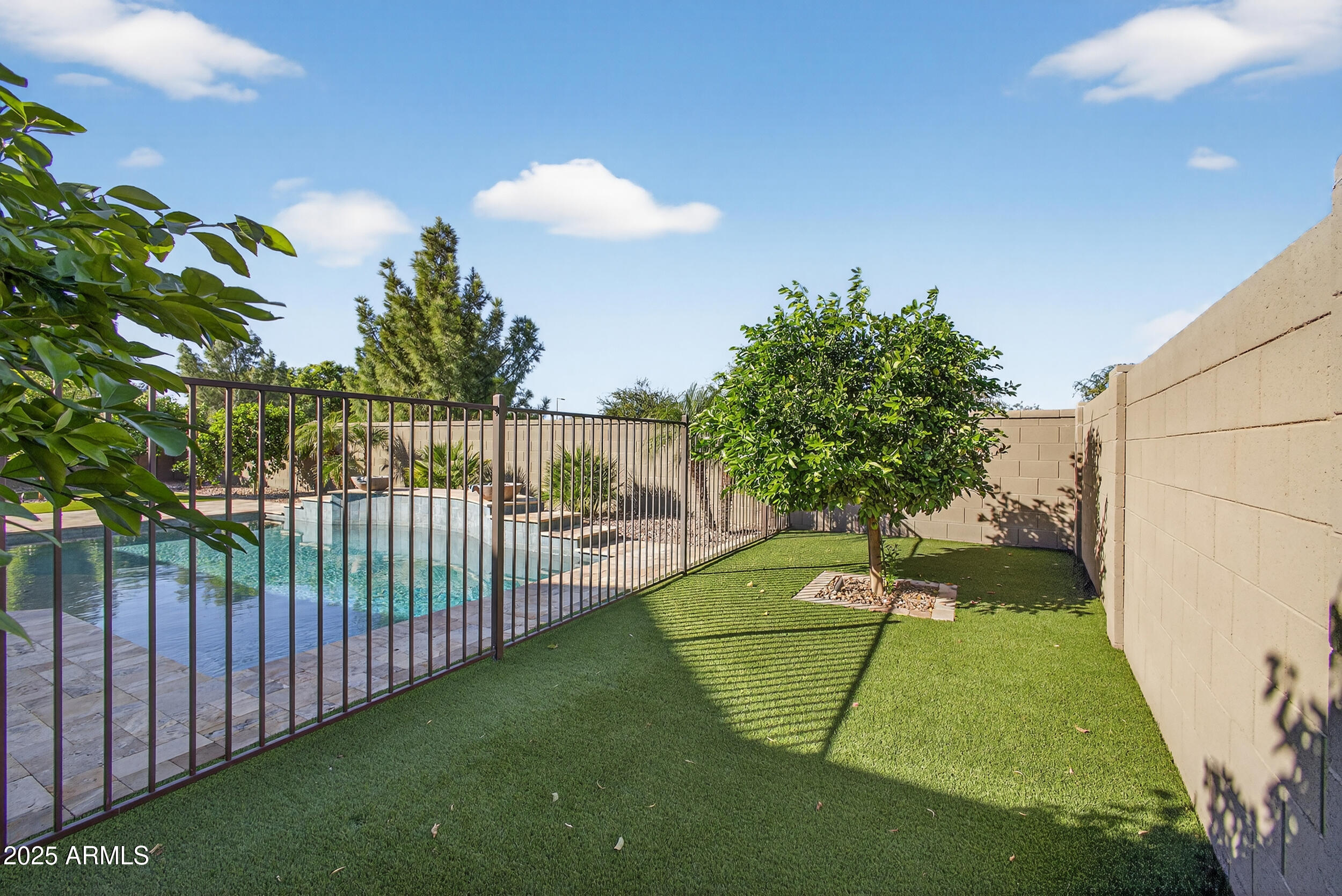 1078 W PAGODA Avenue