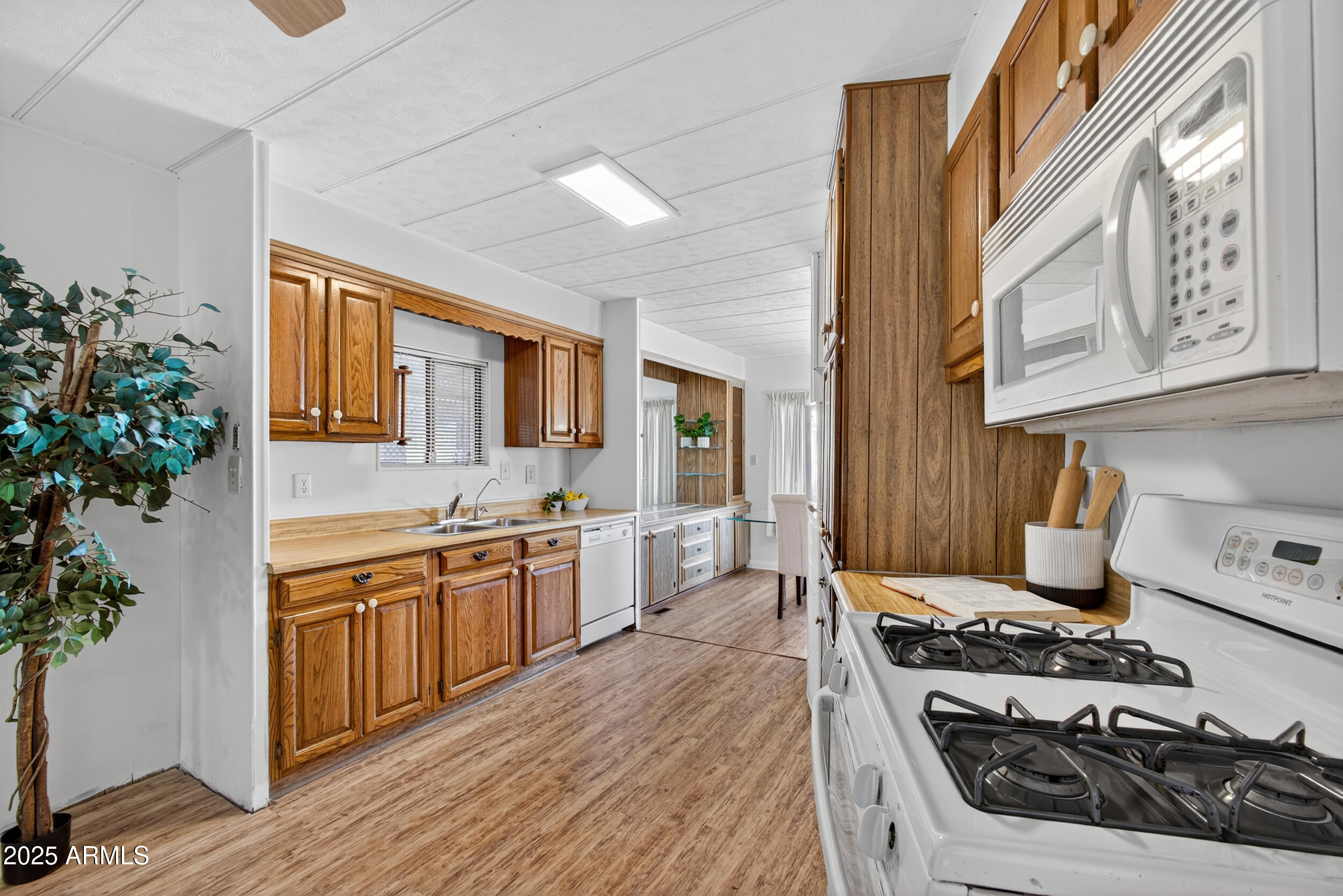 5807 E LEONORA Street