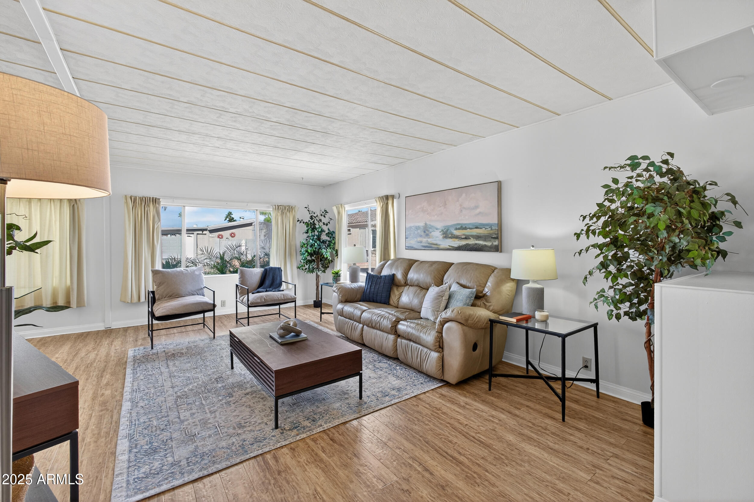 5807 E LEONORA Street