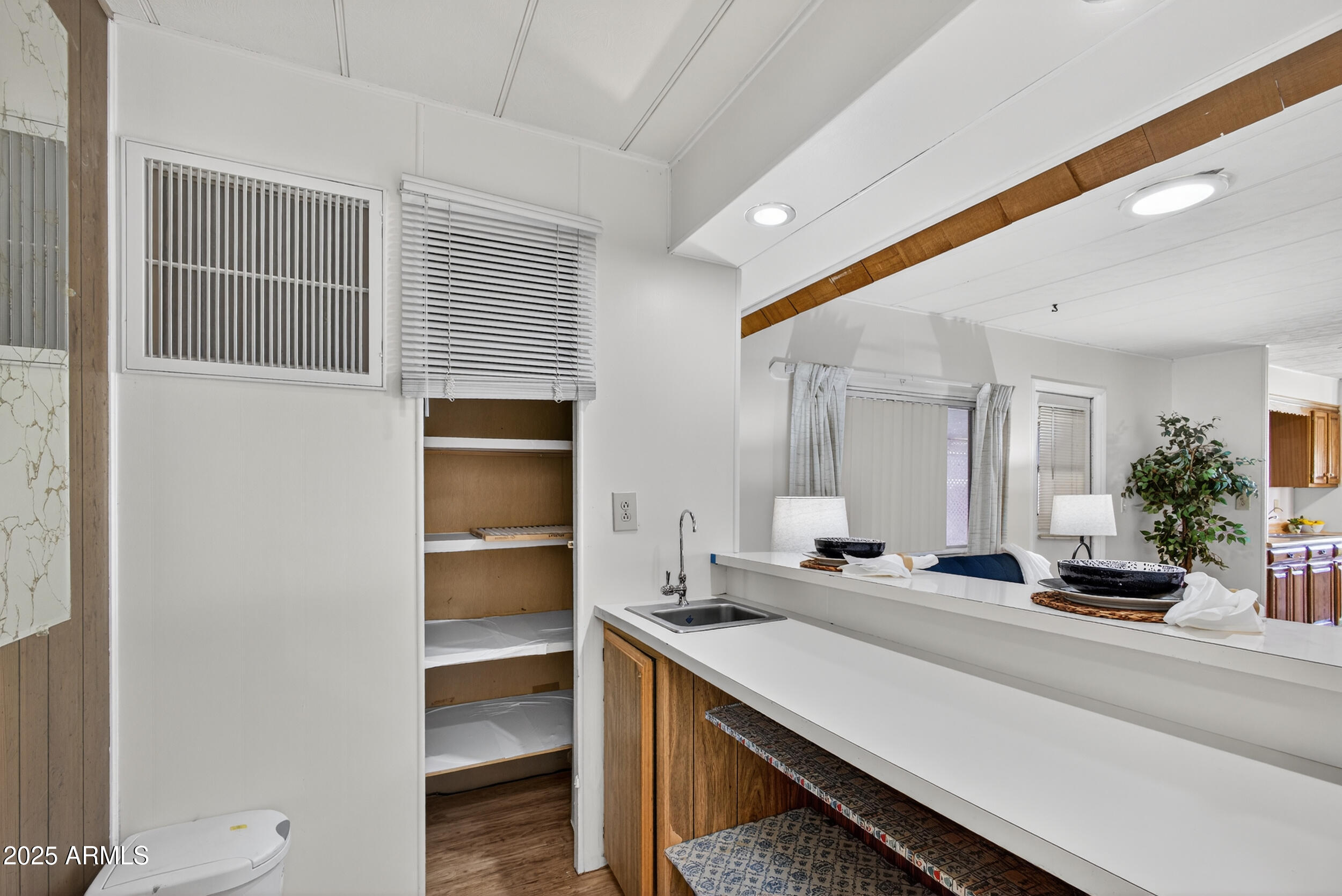 5807 E LEONORA Street