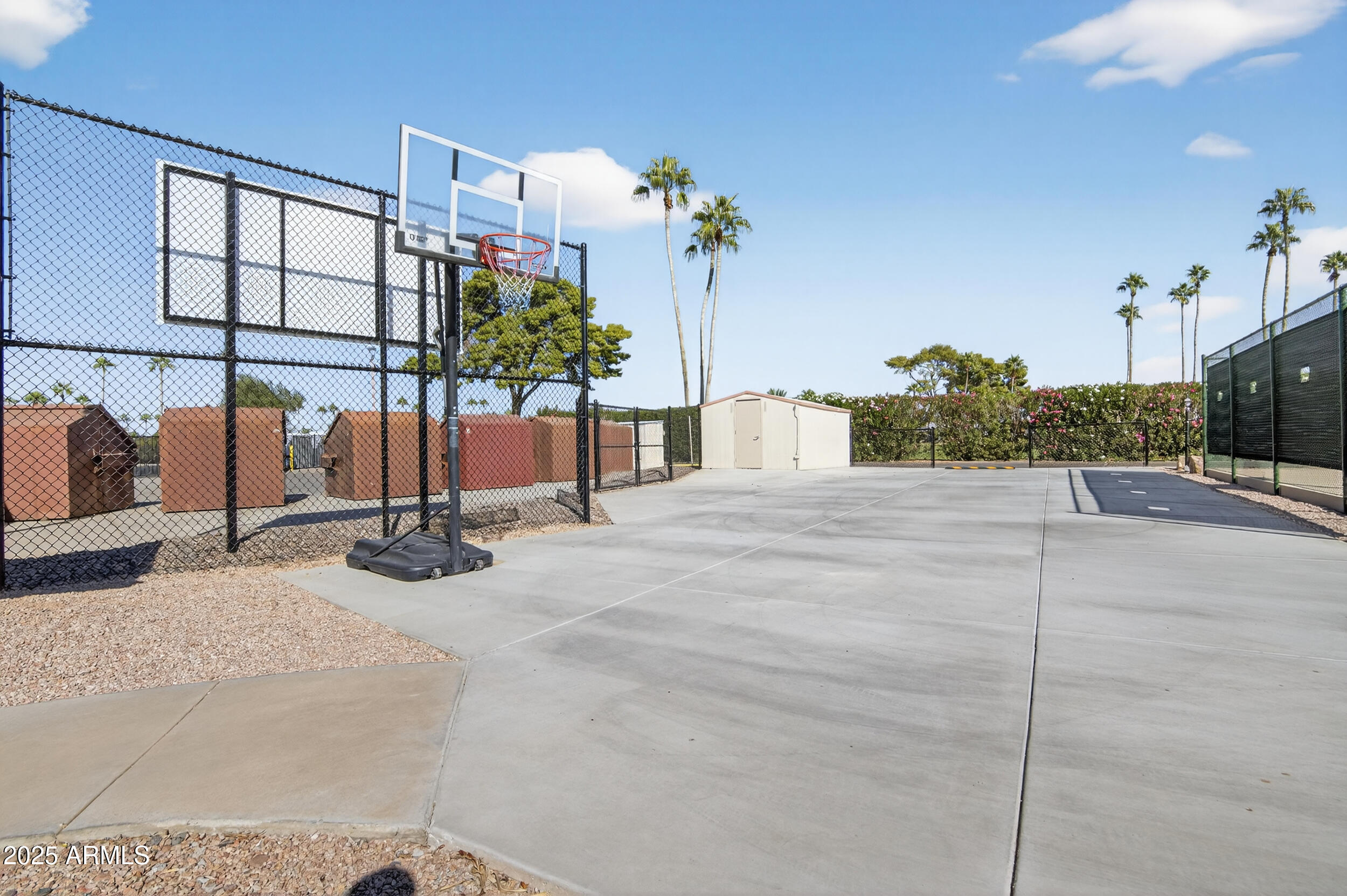 5807 E LEONORA Street