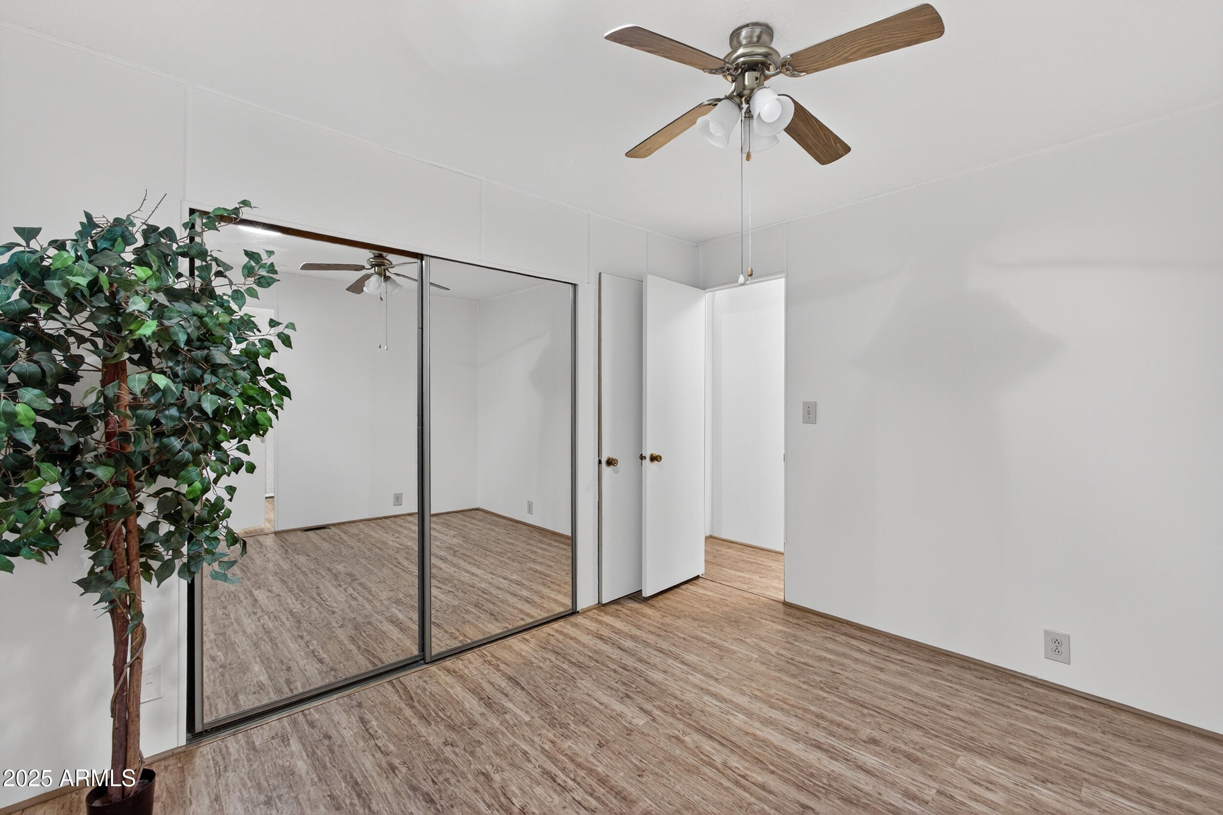 5807 E LEONORA Street