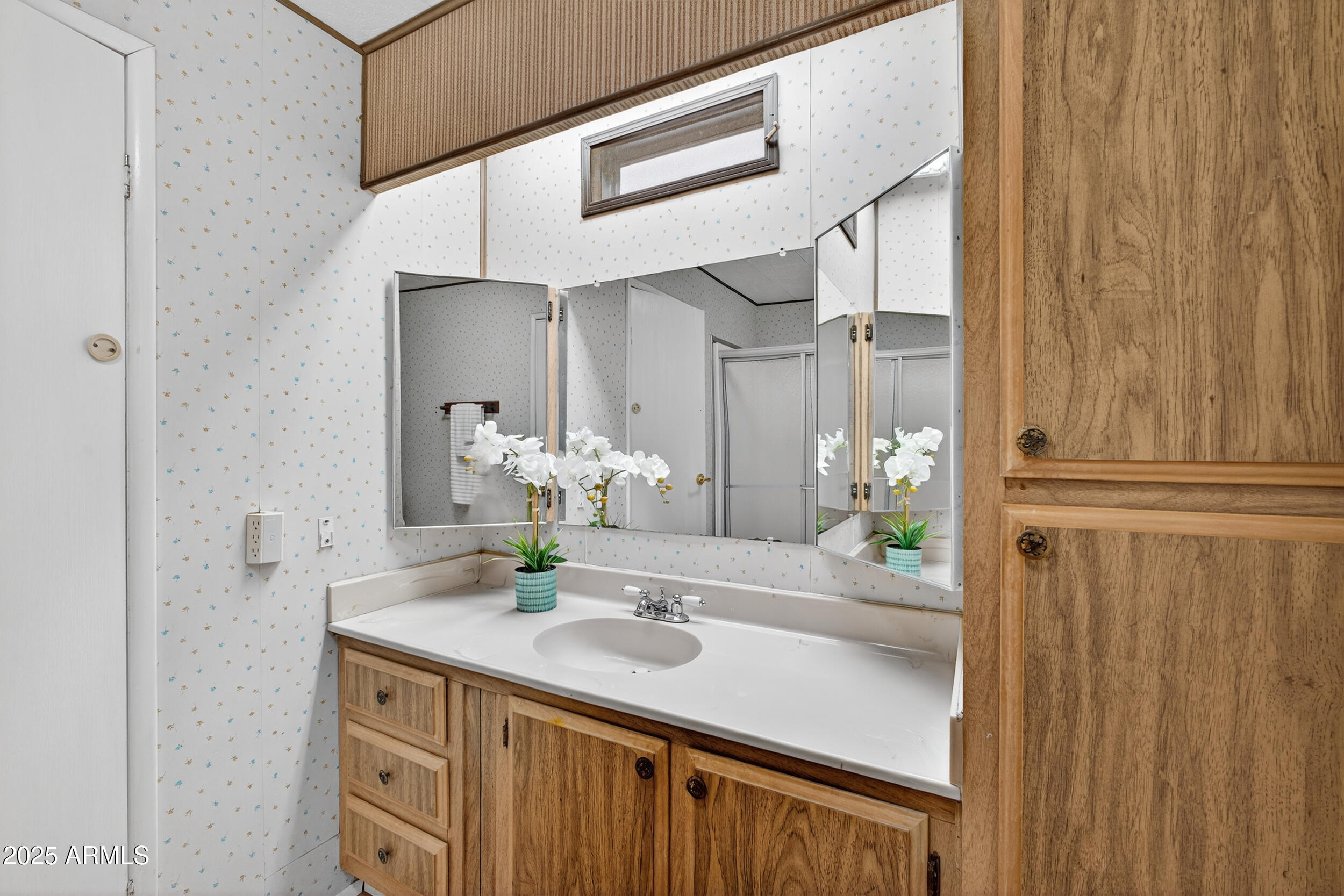 5807 E LEONORA Street